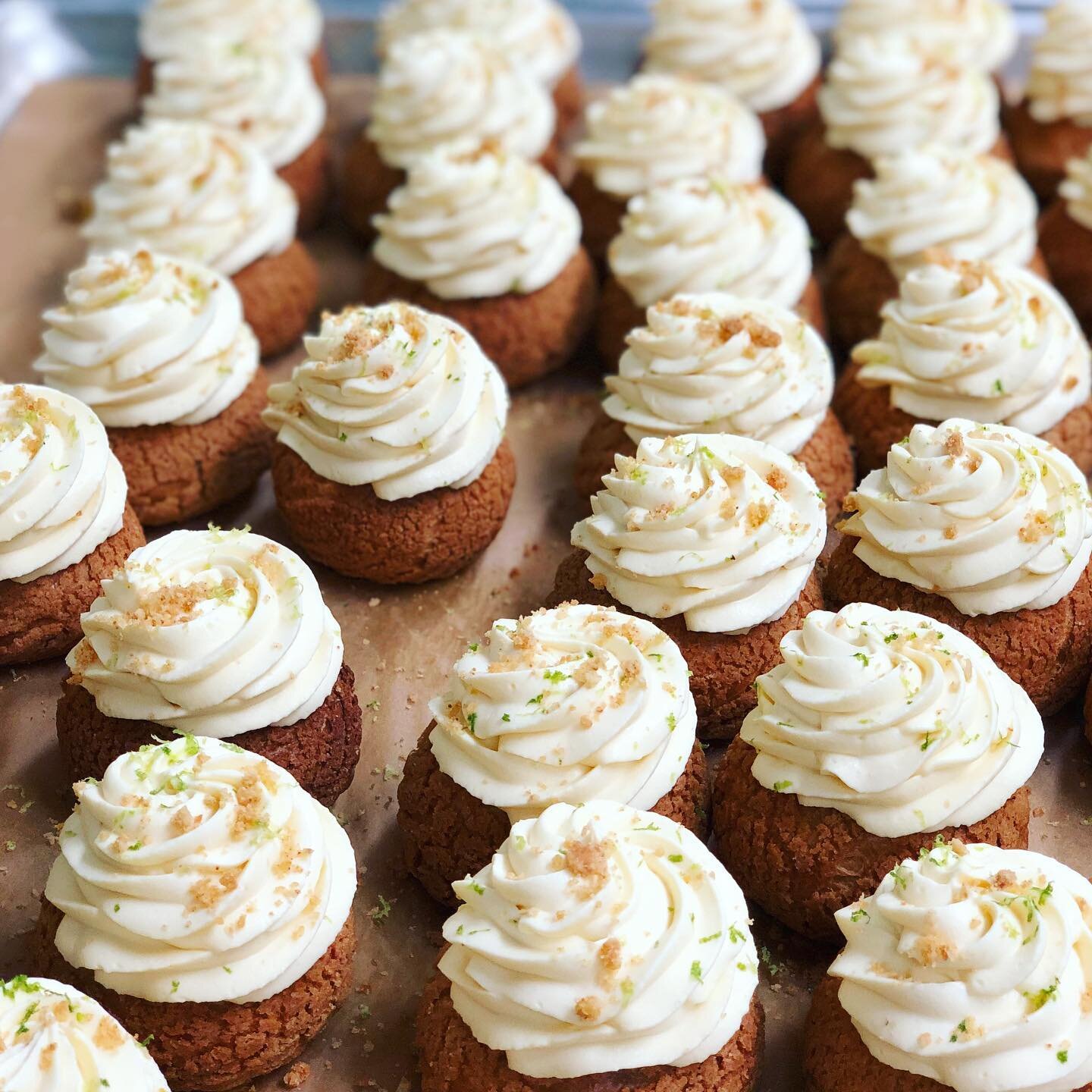 Cream puffs &agrave; la pi&ntilde;apple 🍍

These days we have been obsessed with these! Crunchy juicy caramelized pineapple... creamy silky passionfruit cream... ever so often, the smell of fragrant lime zest... it&rsquo;s like a summer vacation in 