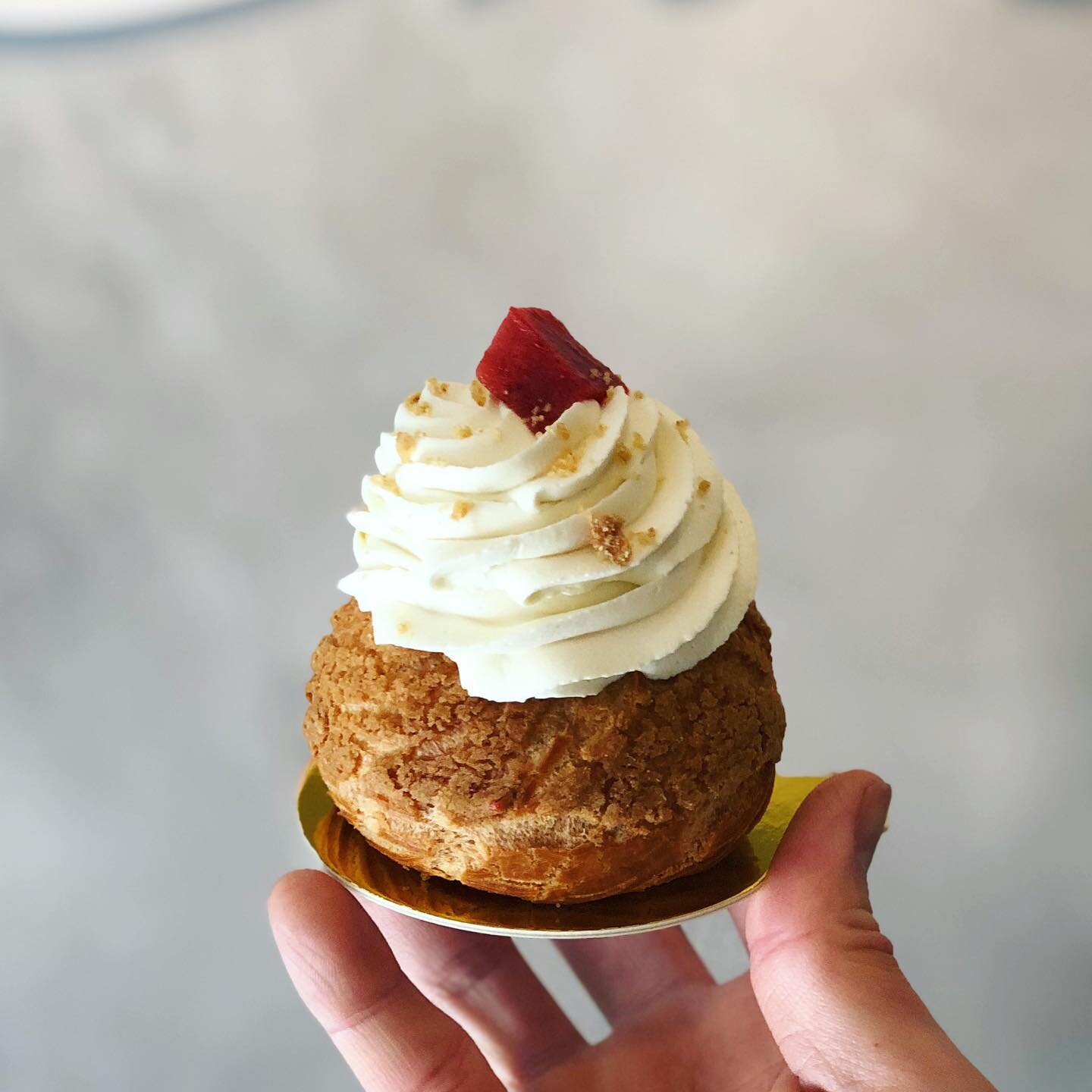 New creampuffy!

At this moment we have the strawberry cream puff for walk-in only but soon it will be on the menu for you to preorder. As long as strawberry is available locally, this will be available.

Inside the choux is a vanilla diplomat with c