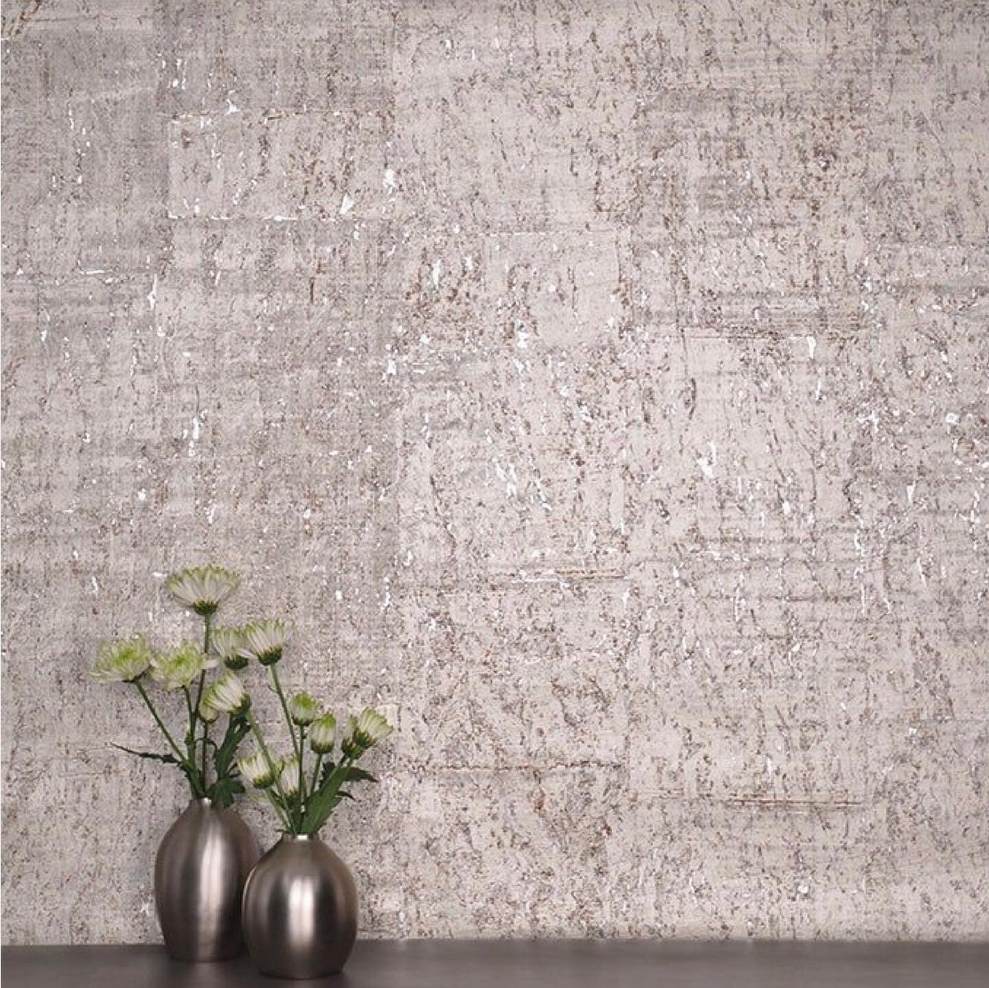 The NEW METALLIC cork board wallpapers...I CANNOT get enough of them!! I feel like my friends are sick of me talking about it, but honestly, these wallpapers look amazing in foyers, master bedrooms, bathrooms and I just put this one in an OFFICE🙌! 
