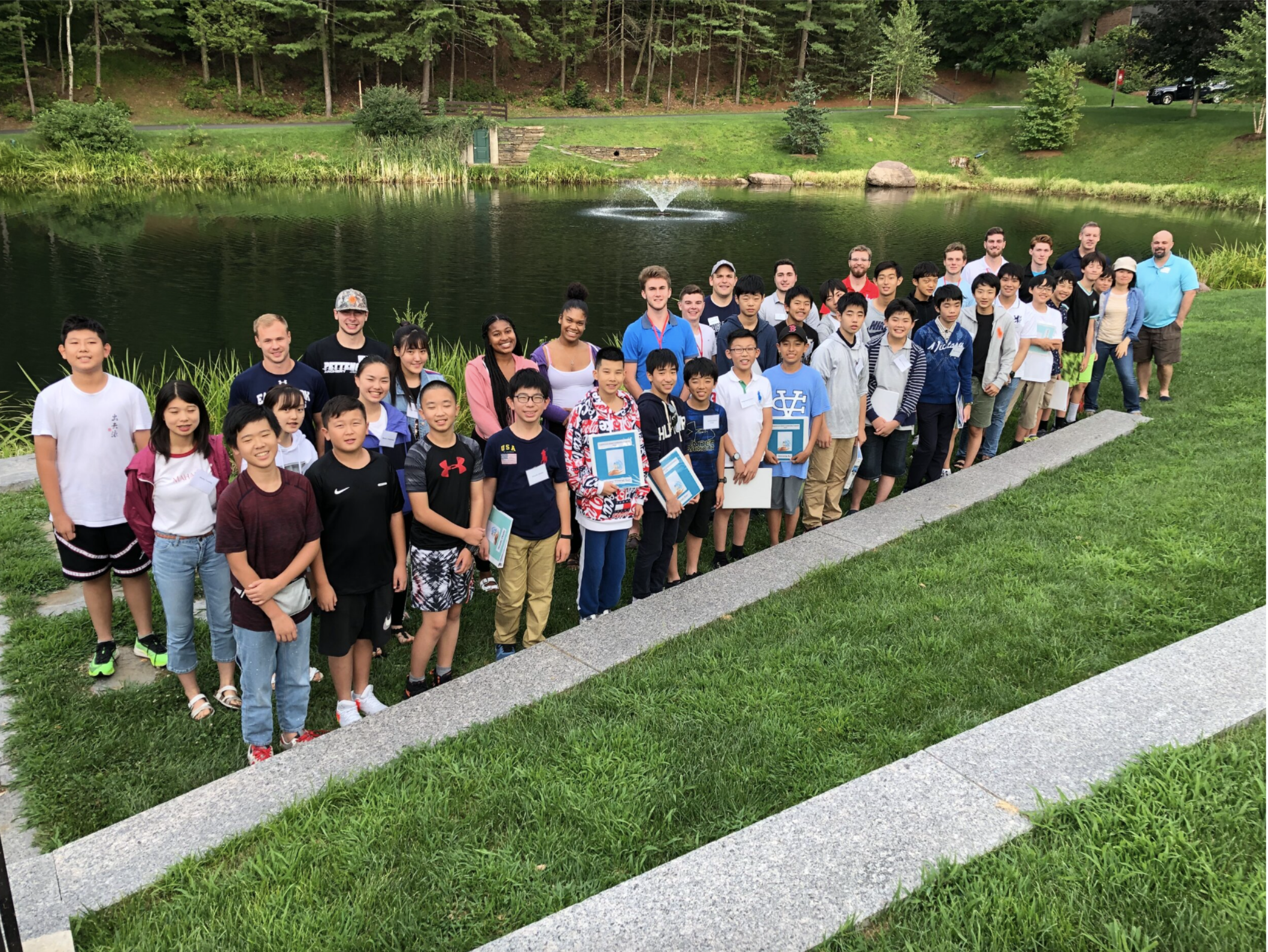      

 
    2019年8月 ・米国・ glp 夏 のキャップ   2019年8月3日 〜 2019年8月16日   イーグルブルックの第2回グローバルリーダーシッププログラムは、2019年8月3日土曜日に始まりました。日本からの15人の男の子、中国からの4人の女の子と7人の男の子がキャンパスに歓迎されました。 4人のイーグルブルックの学生もプログラムに参加しました。グローバルリーダーシッププログラムは、12歳から15歳までの2週間のプログラムです。このプログラムは、英語のイマージョ