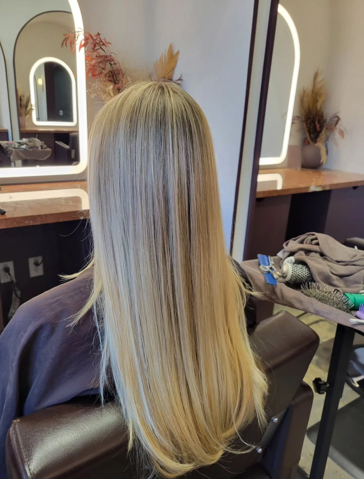 A little blonde refresh on Sarah @venturingvestals ✨️

Swipe for during &amp; before pic.

Blending is one of my favorite services to do! Reach out to me or contact @revelworkshop to book your next appt💕

📍Revel Workshop - River Bend location 

#da