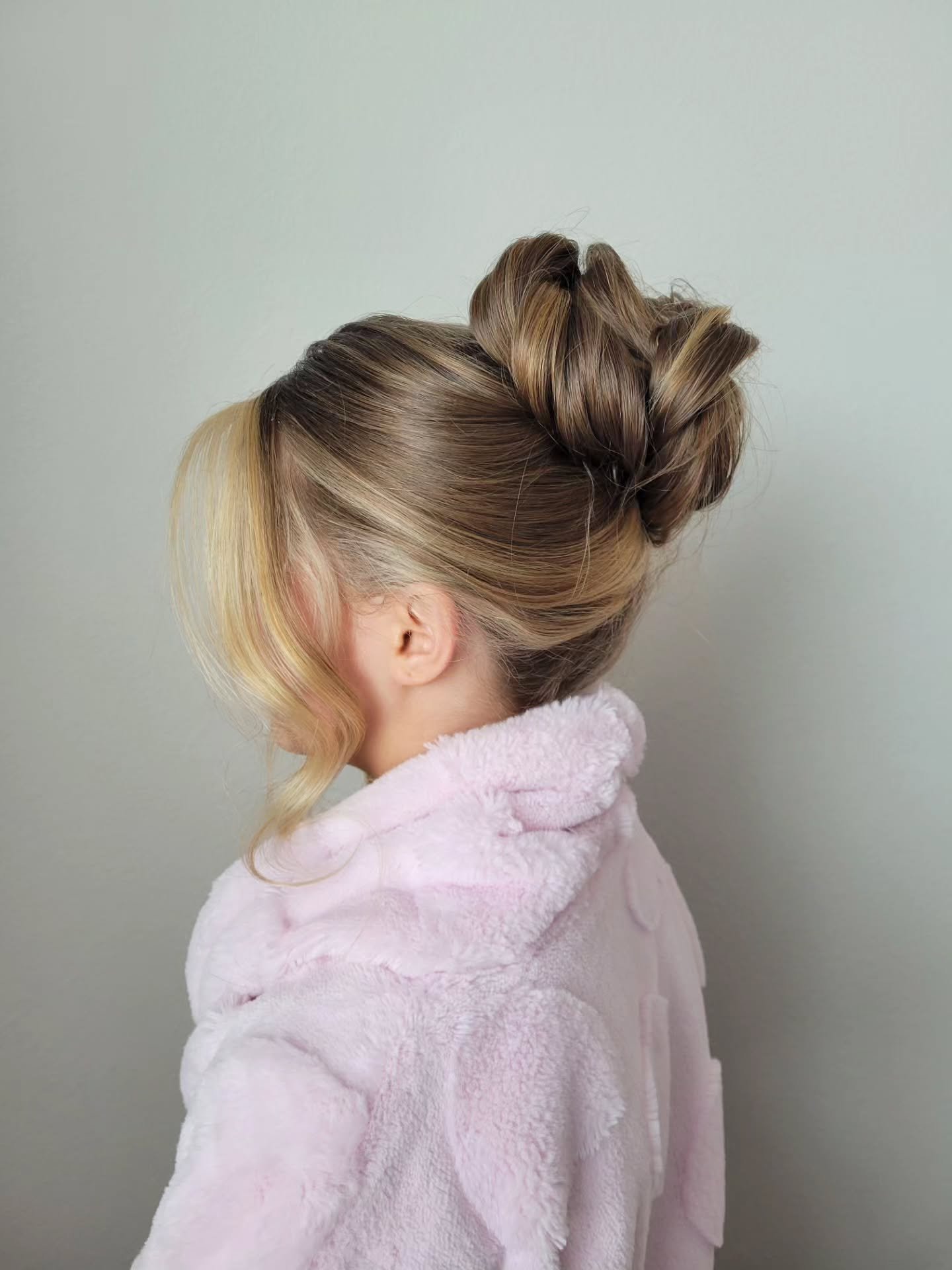 A fun voluminous bun for the feed! She had amazing thick hair to make this possible. Most people need extensions to achieve this look!
.
.
.
Dallas bridal hairstylist, dfw Bridal hair, dfw Bridal Hairstylist

#fortworthhairstylist #fortworthbridalhai