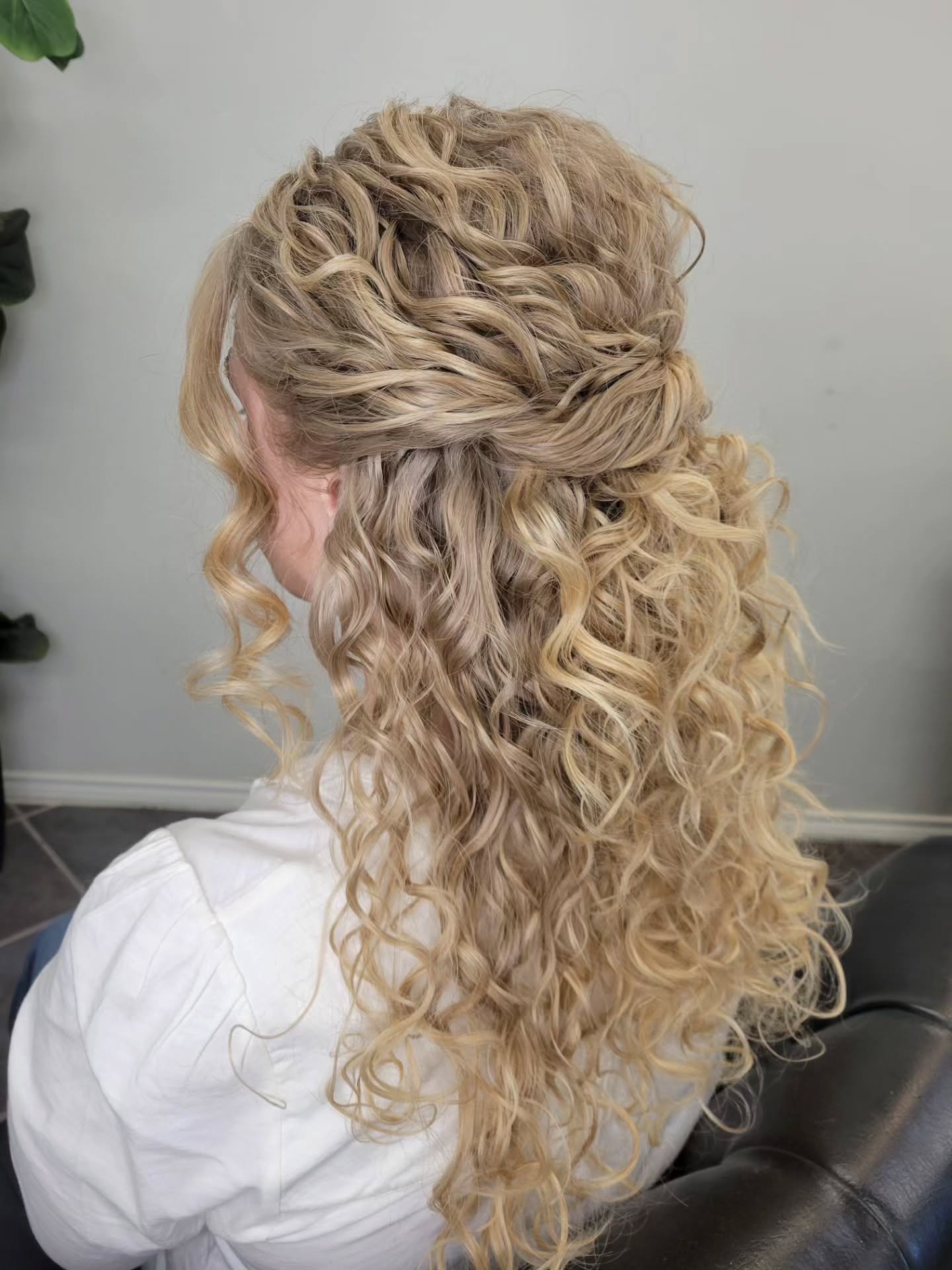 When you want to embrace your natural curls ✨️ 😌 

Half up, Half Down on my bride from a while ago. This was her trial &amp; we ended up going with an updo on wedding day but she wanted to try both styles to see what she liked more. 

At your trial 