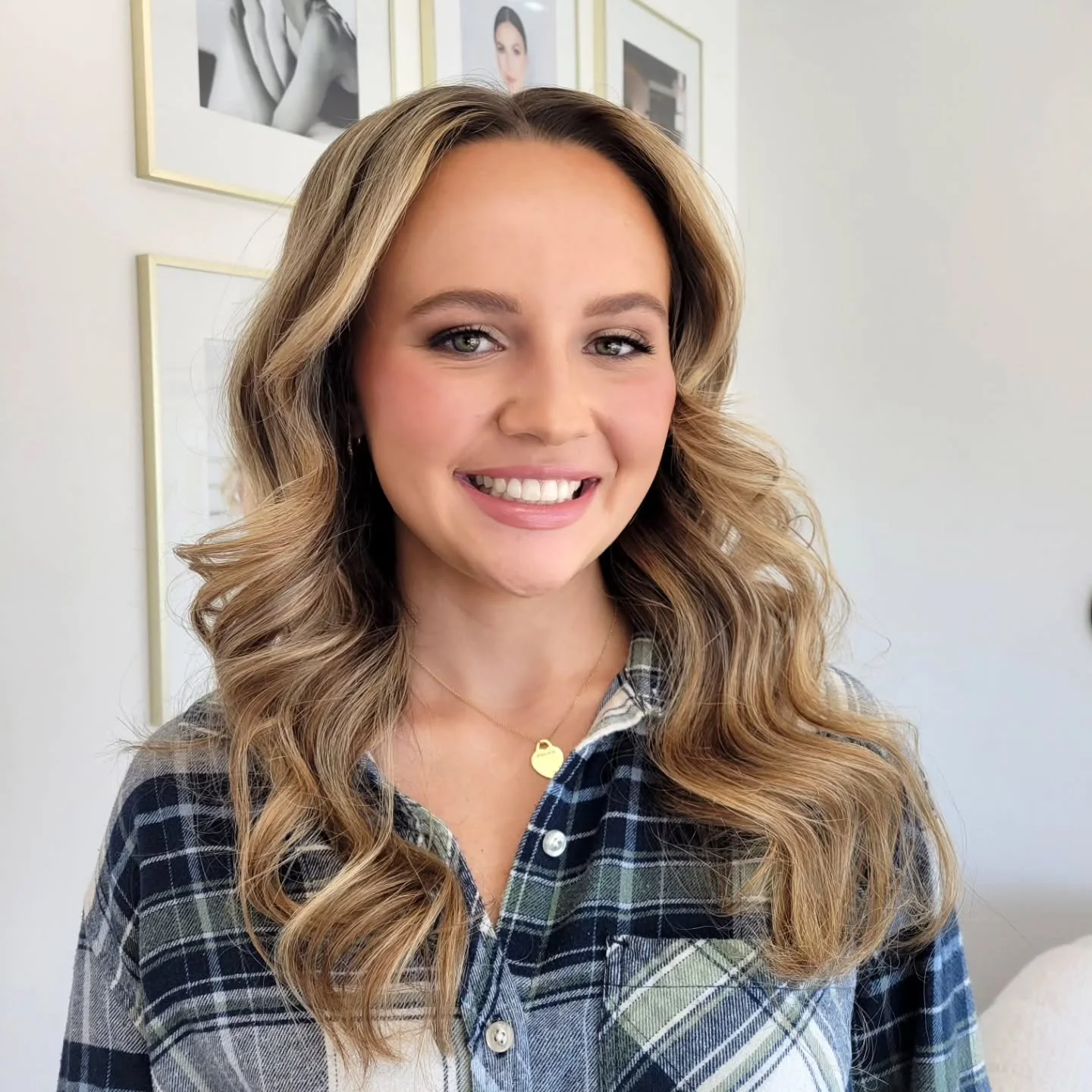 Hair &amp; Makeup by me for senior photos for a lovely @etoillyartistry client ✨️

#dfwmakeupartist #etoillyxjessicar #etoillyartistry #dfwbridalhairstylist 

Dallas bridal makeup artist, dallas makeup artist, dallas hairstylist, dfw hairstylist, dfw