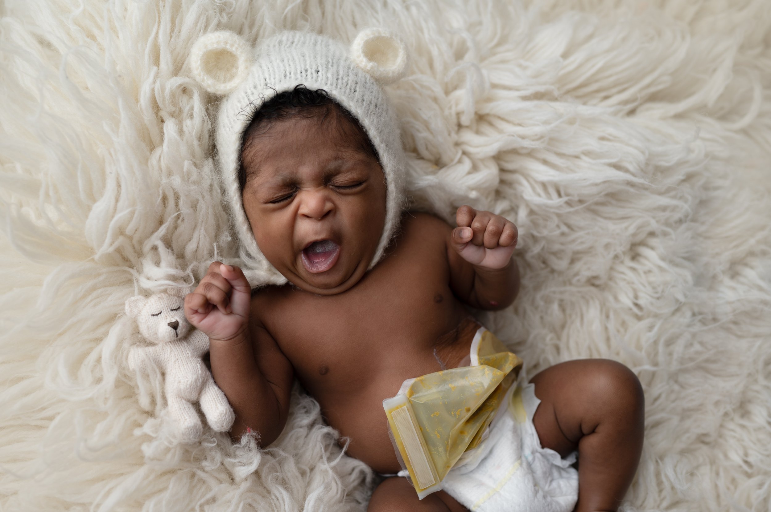 baby_yawning_maternity_photography_columbus_ohio_wildflower_fine_art_portraits