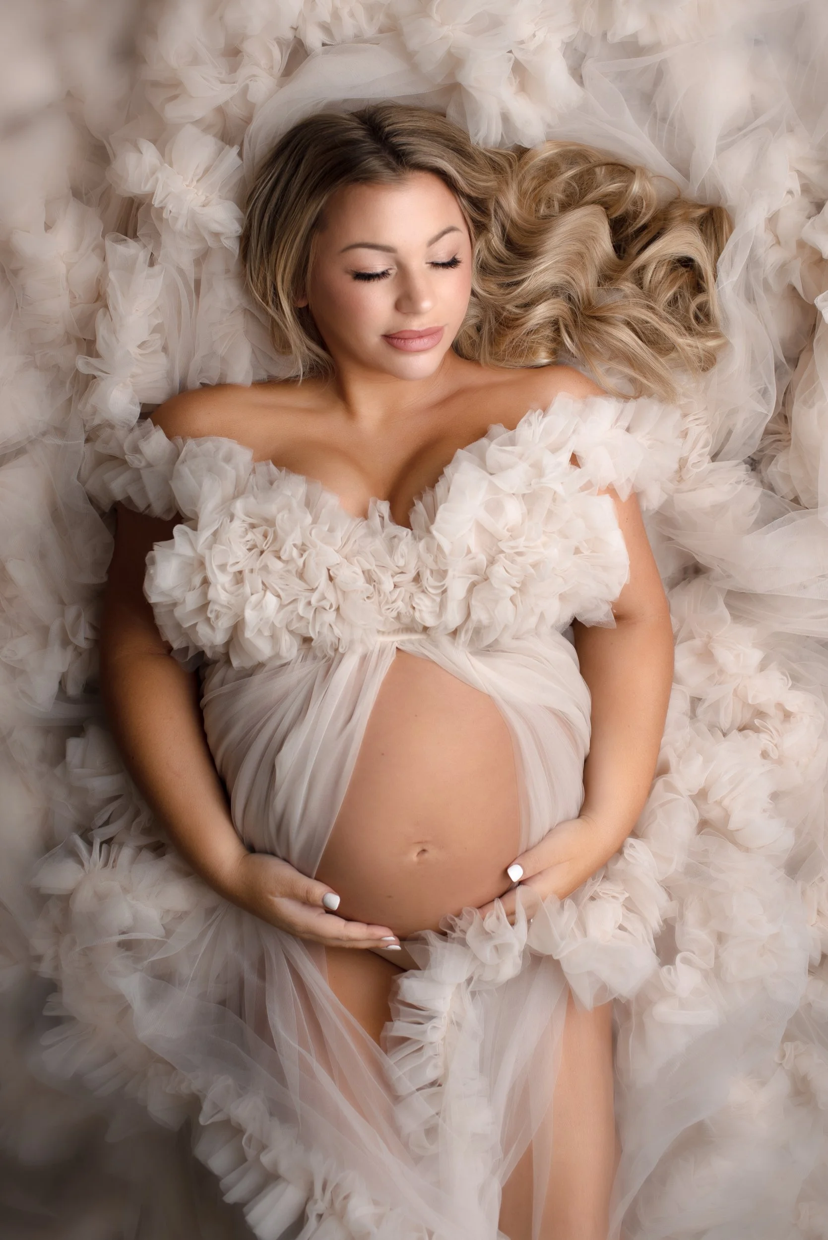 photography session of pregnanty woman in ivory dress cincinnati ohio