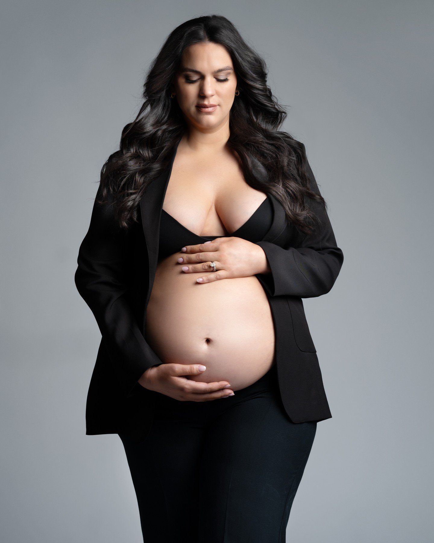 So in love with this minimalist, editorial-style maternity session! I love that even with simple wardrobe and backdrops, the images are still so impactful!

What a gorgeous mama to be! 

#editorialphotography #maternityphotographer #columbusmaternity