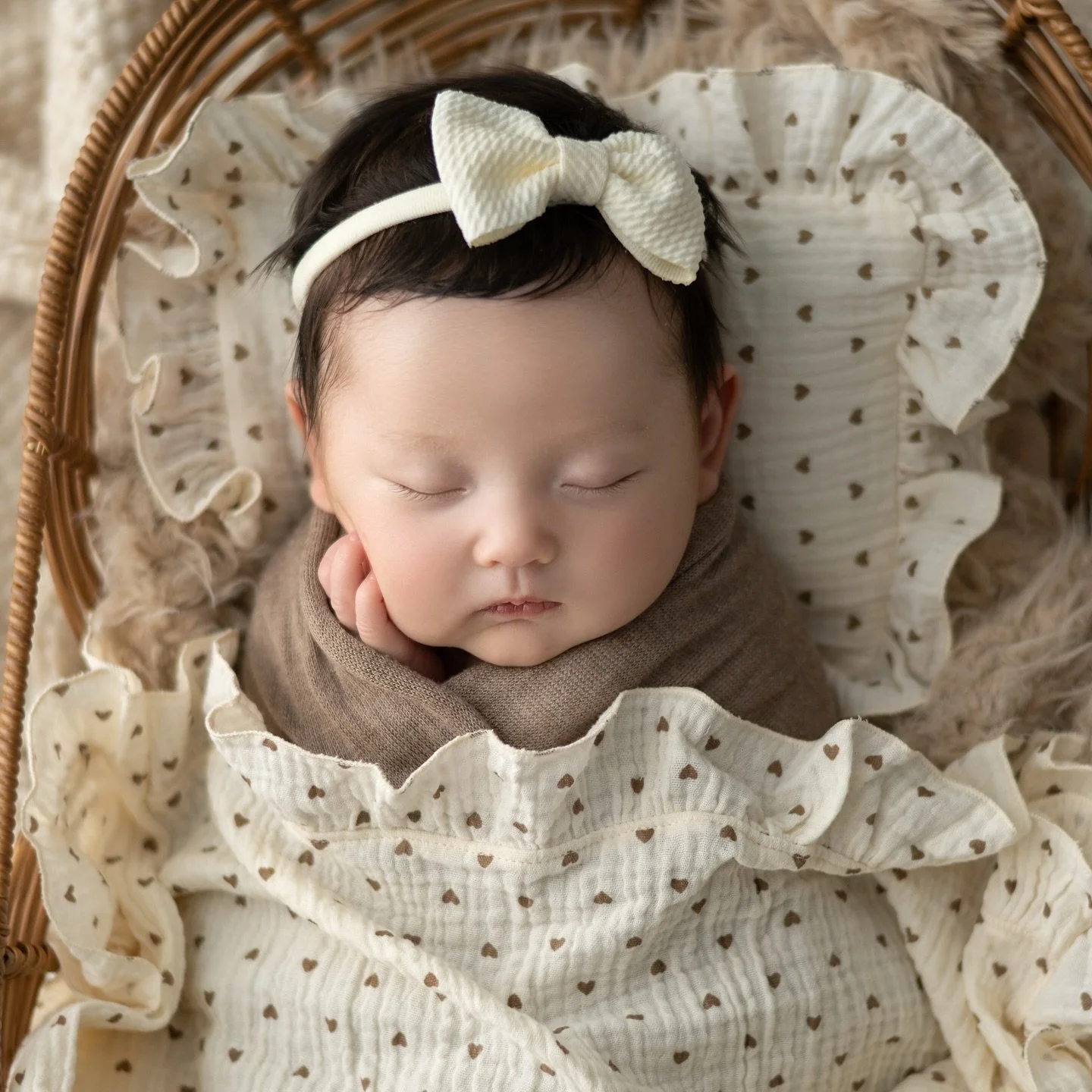 Such a perfect little one 🤍 i just love all of the neutrals here. So timeless! 

Now booking November and beyond! 

#newbornsession #columbusphotographer #newbornphotography #cbuslife #columbusnewbornphotographer