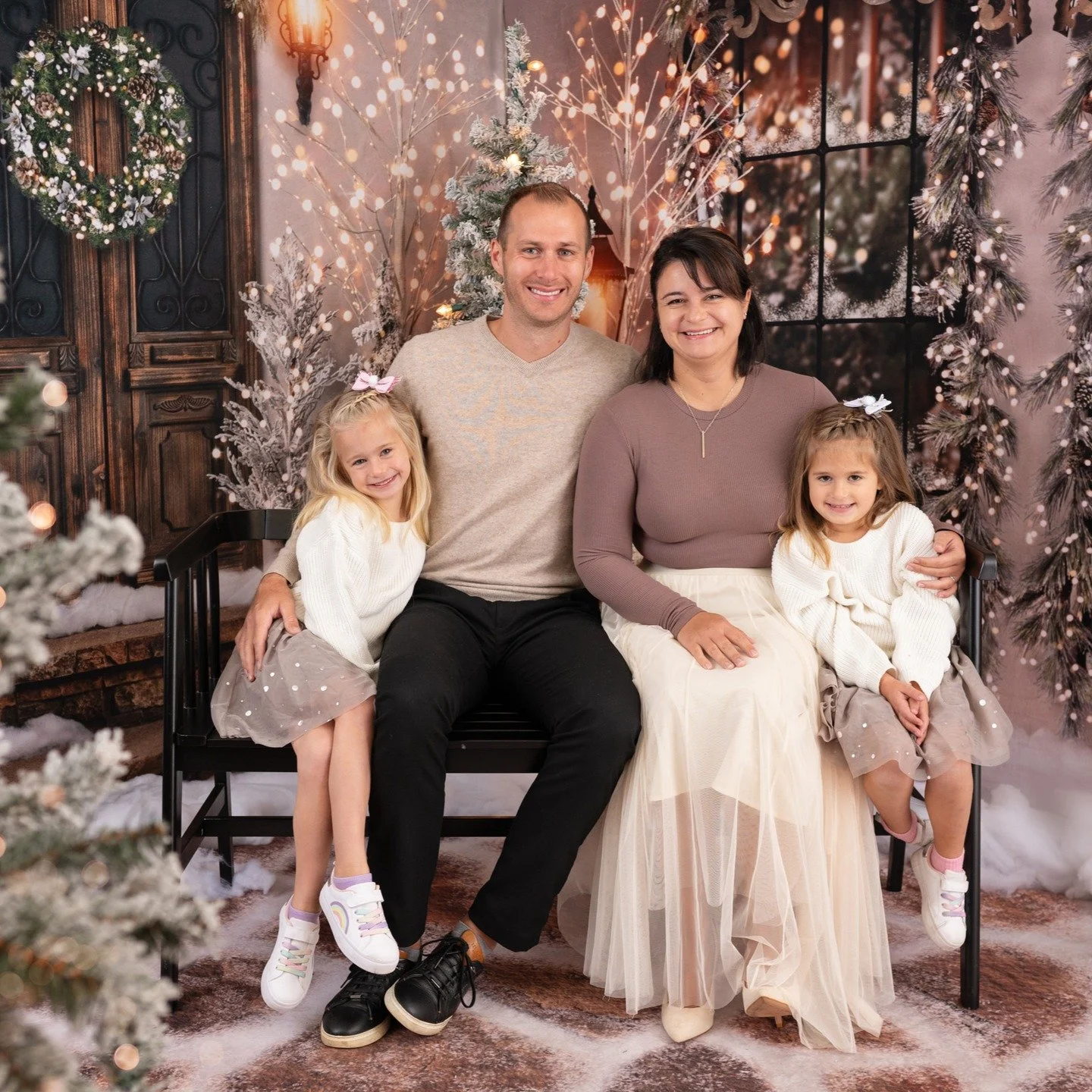 Still a few spots open for our Family Holiday Minis and our Pajama Minis next weekend. 

Family Minis are November 8th and Pajama Minis are November 9th. 

Message me or click this link to book 
https://book.usesession.com/s/Een4y1R3u-