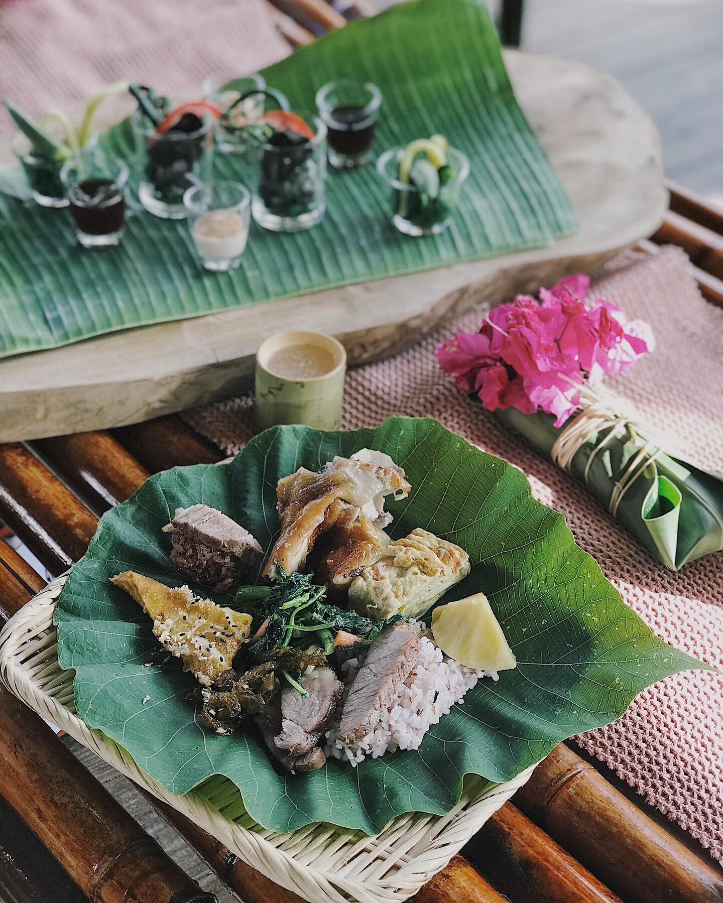 (2/2) A really memorable indigenous cuisine dinner and performance by the Amis Tafalong community in Hualien. They prepared an incredible feast for us with really special items like herbal algae omelettes, vinasse smoked chicken, algae salad, wild gr