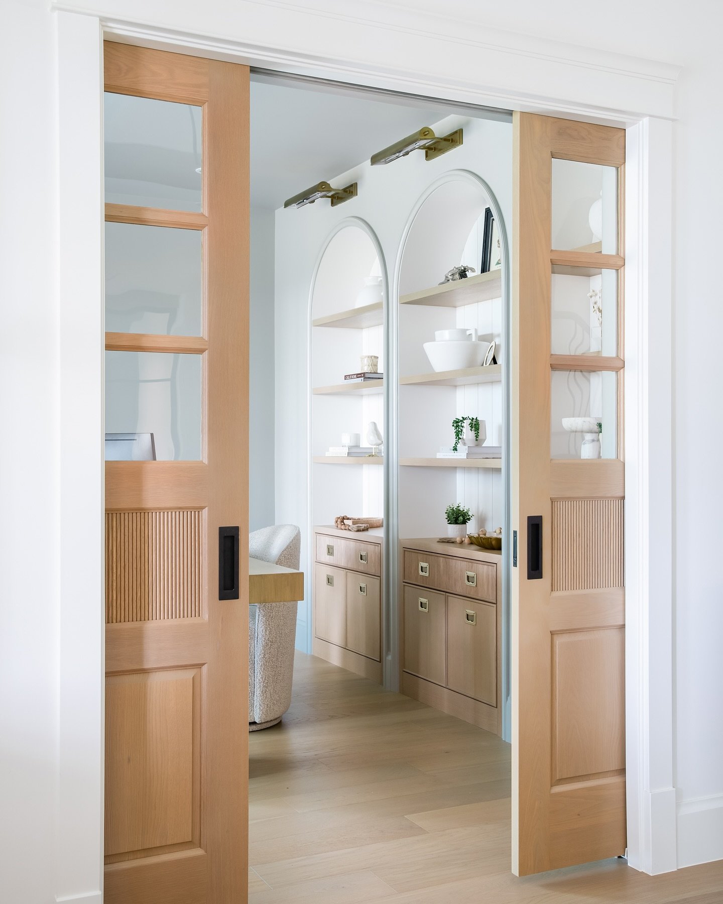 Every detail counts✨ These custom white oak doors with reeded panel detailing seamlessly blend with the millwork drawer fronts creating harmony while making a subtle statement with a big impact!