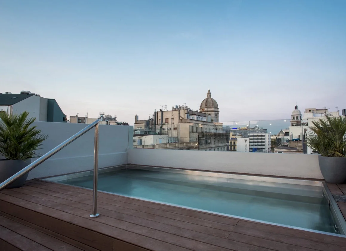 02-rooftop-la-fresca-midmost-hotel-piscina.webp