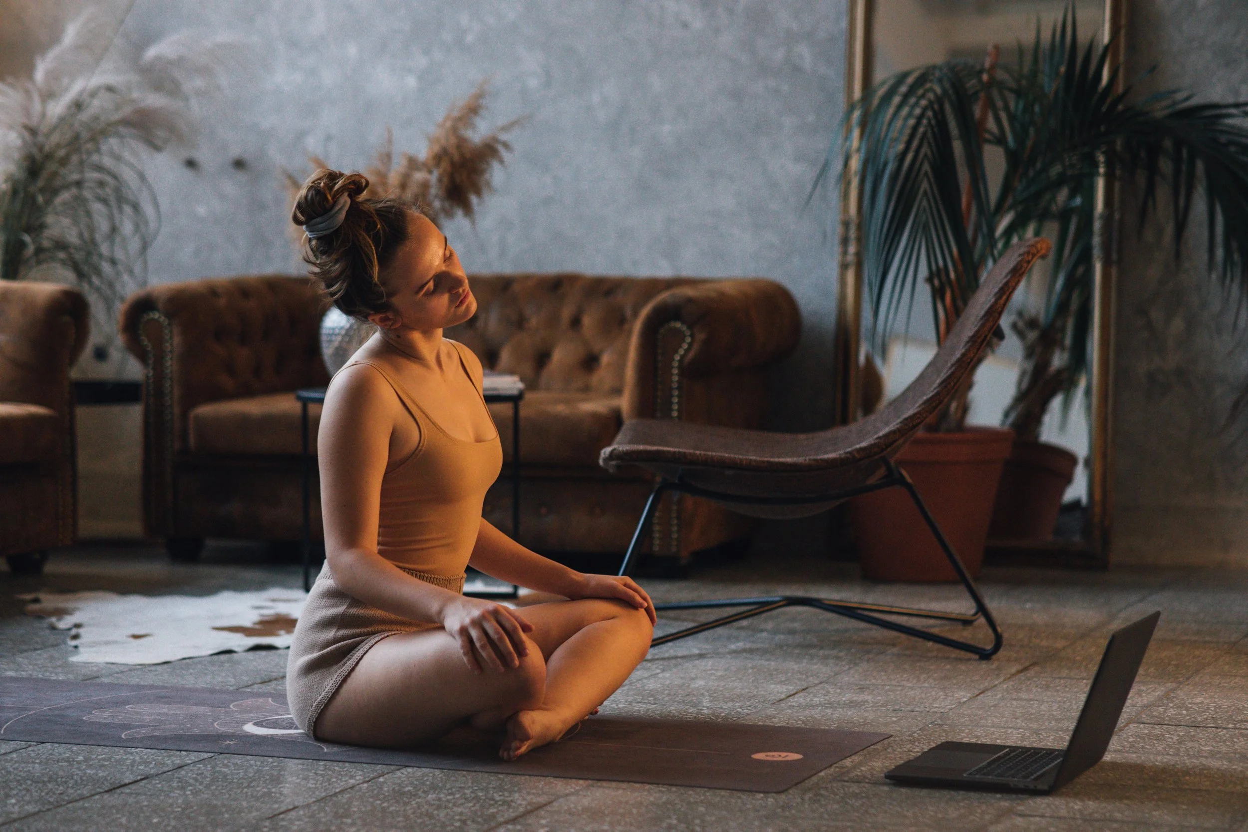woman in therapy exploring avoidance and motivation with somatic strategies