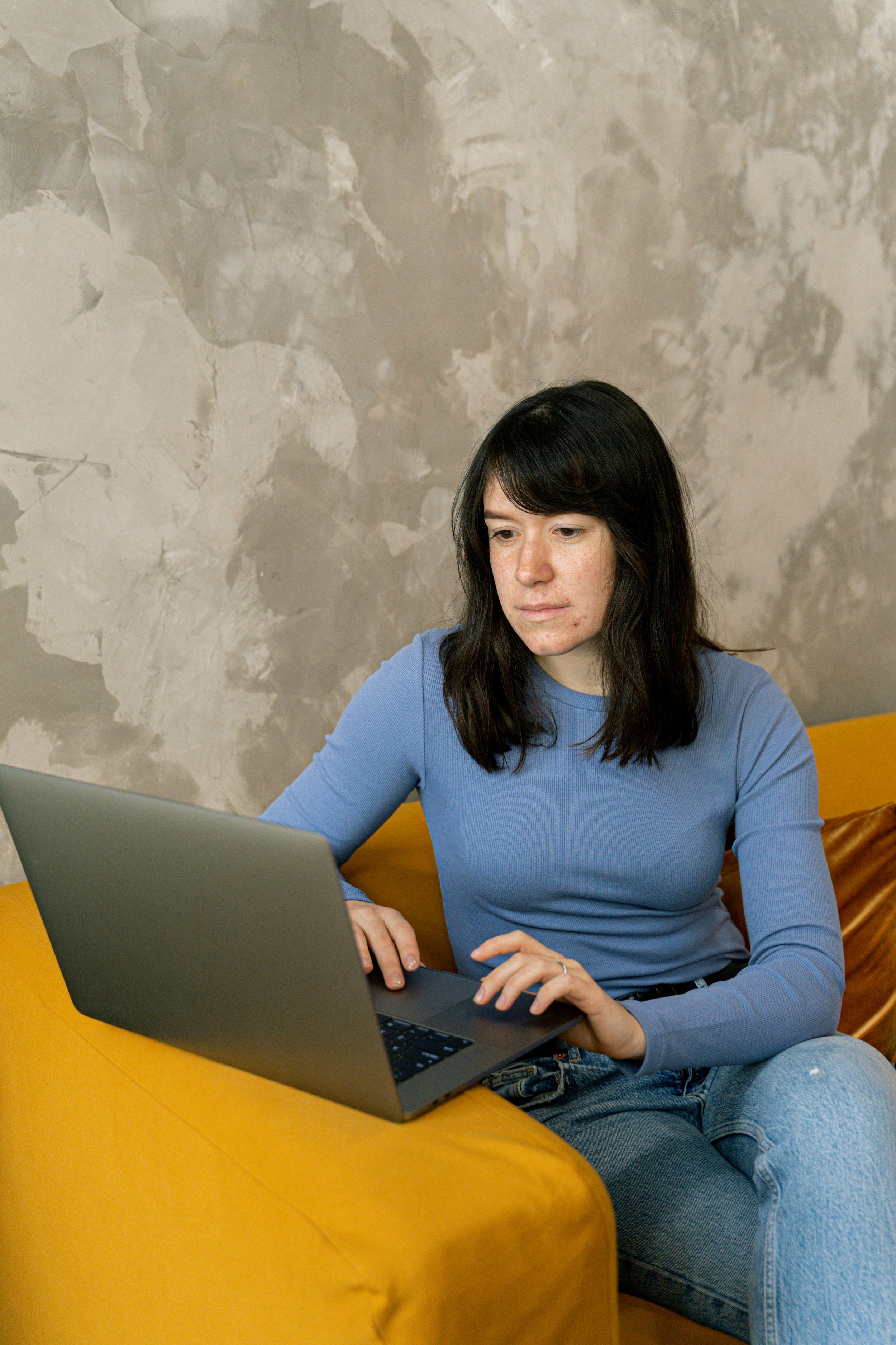 How Online IFS Therapy Supports People Who Feel Overwhelmed or Shut Down