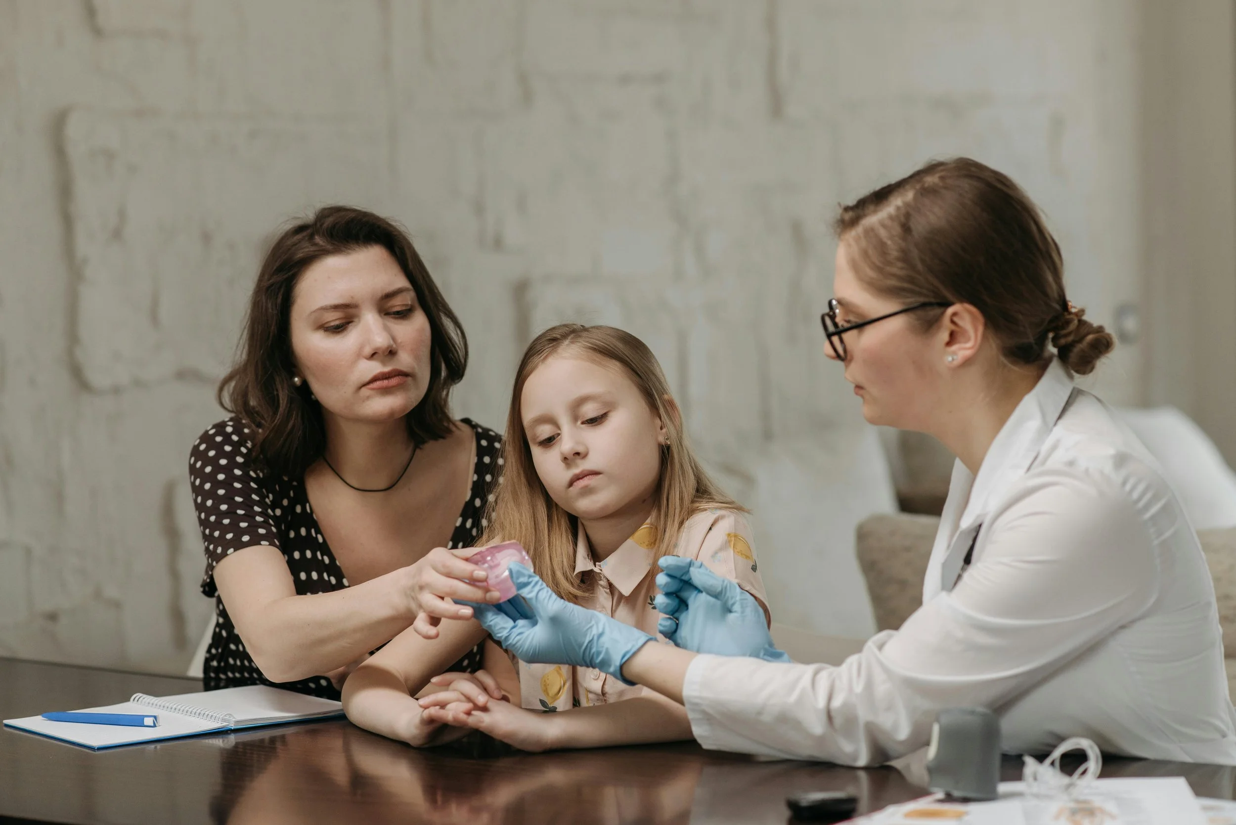 Child and parent engaging with a therapist during a counselling session, representing supportive child and youth counselling services in Surrey.