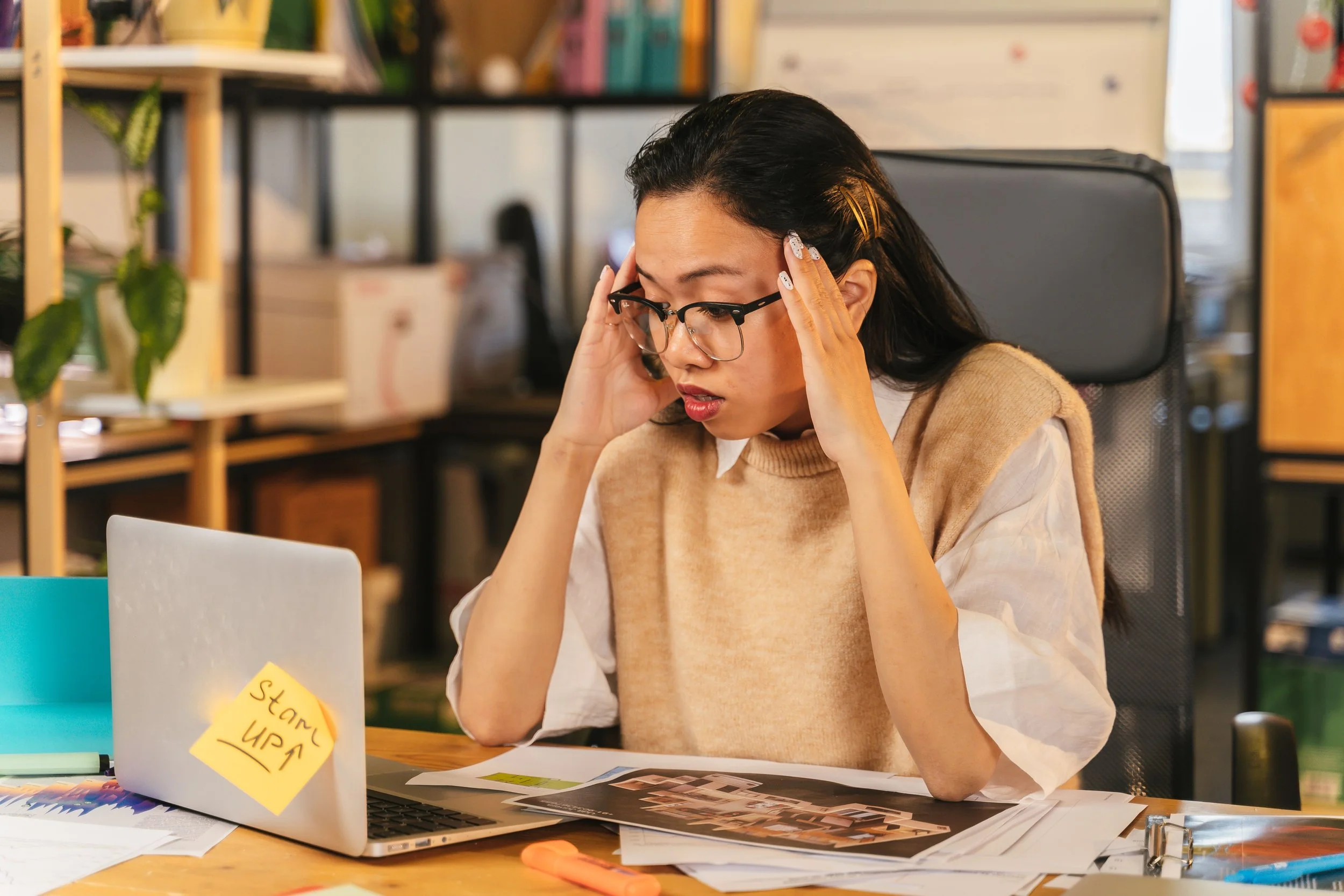 Person using written reminders while managing stress and memory difficulties