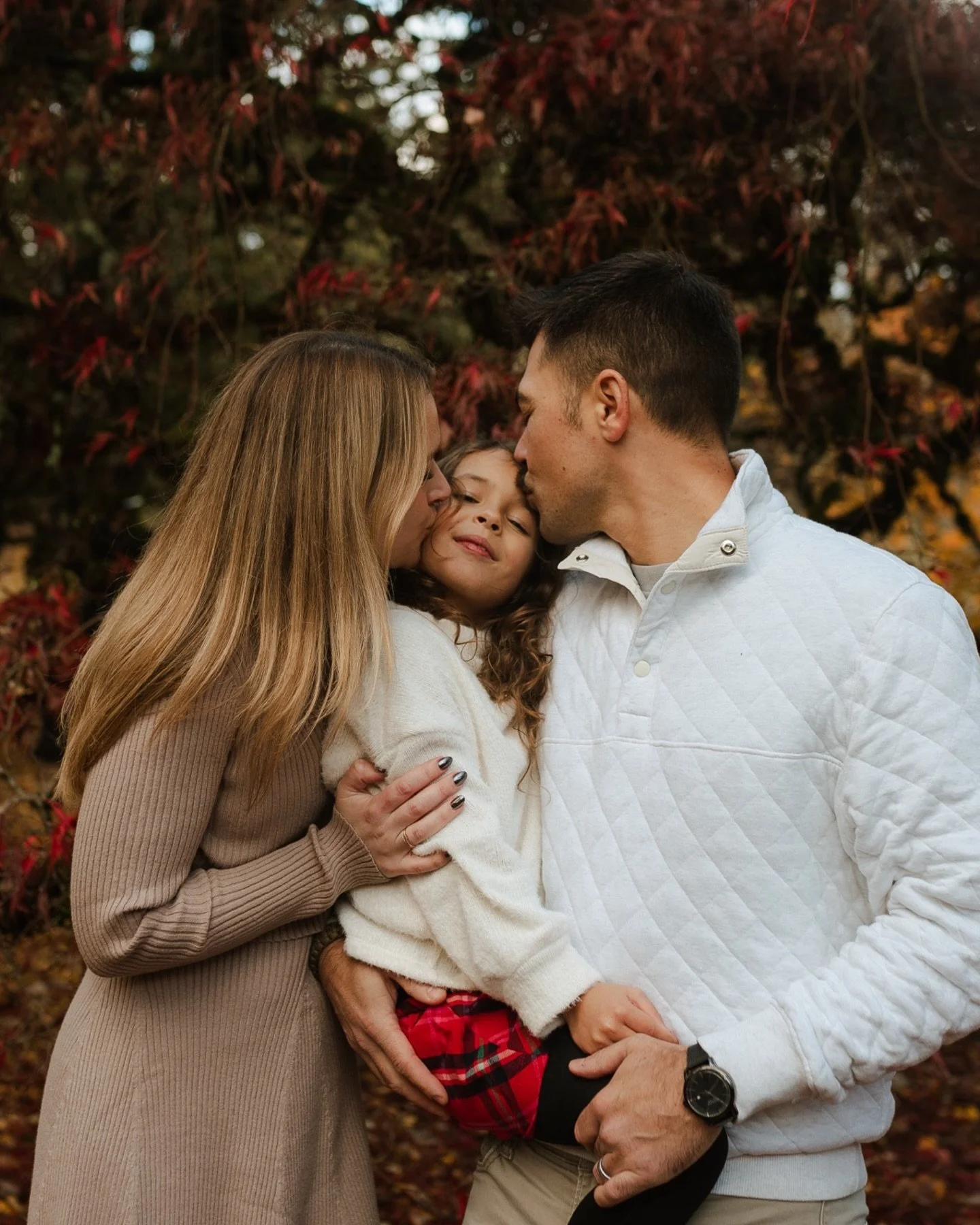 Chiming in the last Fall Family Session of the yearrrr 📸🍂

Always a fun time with this beautiful fam &lt;3

Happy first of December everyone :)

#fallfamilyphotos #familyphotography #familyphotographer #fallphotoshoot #fallphotography #fallcolors #