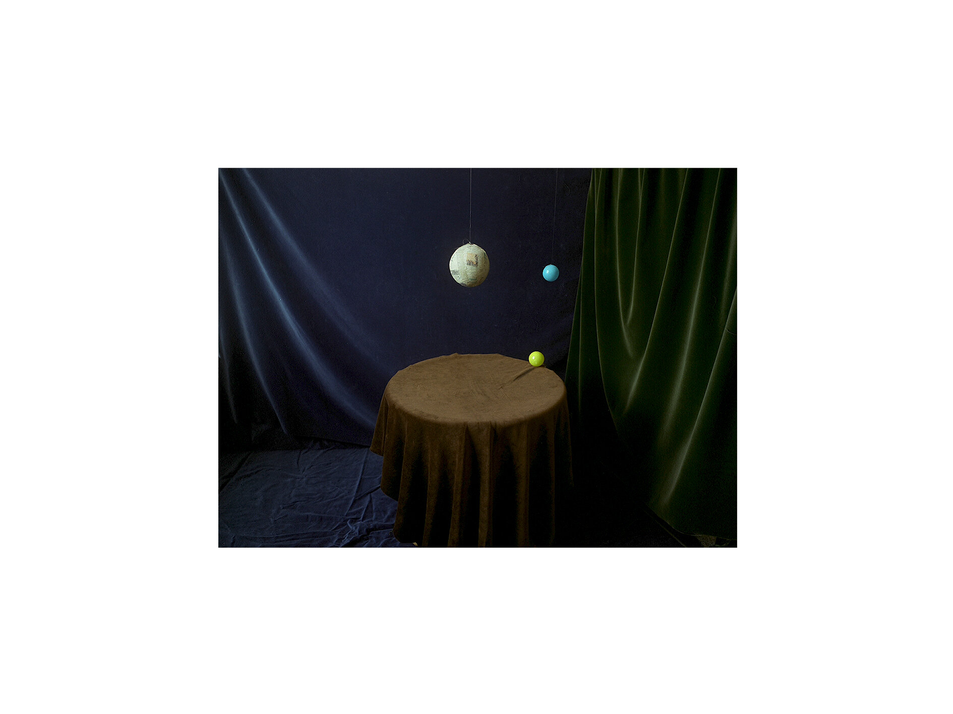 Domestic-Particles_boule-bleu-et-jaune.jpg