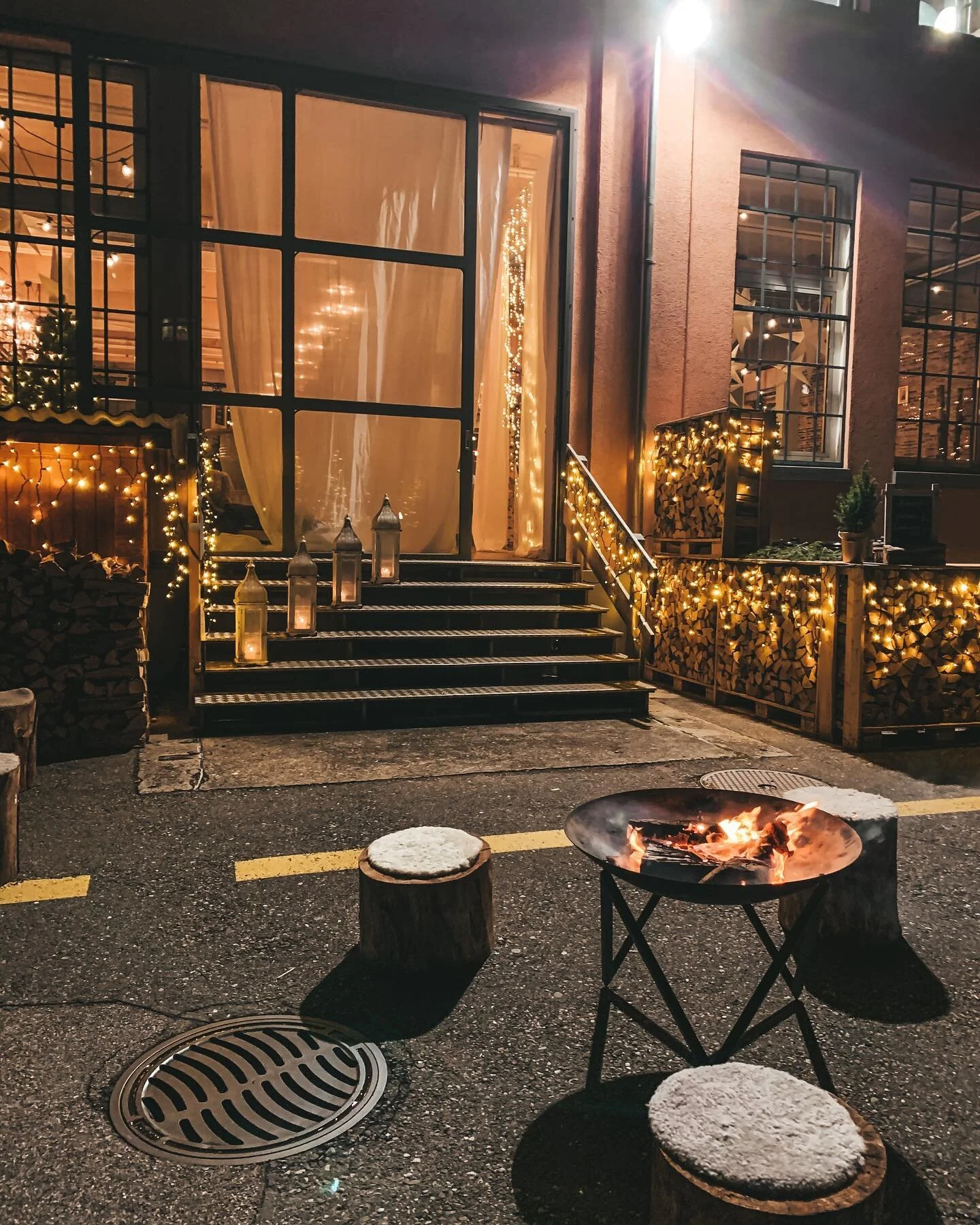 ✨𝑂𝑢𝑡𝑑𝑜𝑜𝑟 𝐵𝑒𝑟𝑒𝑖𝑐ℎ 𝑚𝑖𝑡 𝐺𝑙𝑢̈ℎ𝑤𝑒𝑖𝑛𝑠𝑡𝑎𝑛𝑑 𝑢𝑛𝑑 𝐹𝑒𝑢𝑒𝑟𝑠𝑐ℎ𝑎𝑙𝑒𝑛.🔥

#glühwein #mulledwine #thommengastronomie #winterzauber #outdoor #winteriscoming #popup #winterzaubergoestoelfa #elfa #eventhalle #aarau #aarauswitzer