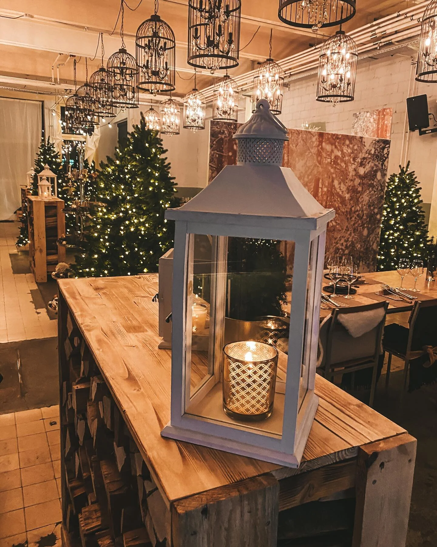 ʟɪɢʜᴛs✨

#glühwein #mulledwine #thommengastronomie #winterzauber #winter #winteriscoming #popup #winterzaubergoestoelfa #elfa #eventhalle #aarau #aarauswitzerland #weloveaarau #instagood #instagram #instadaily #photography #photooftheday #picoftheda