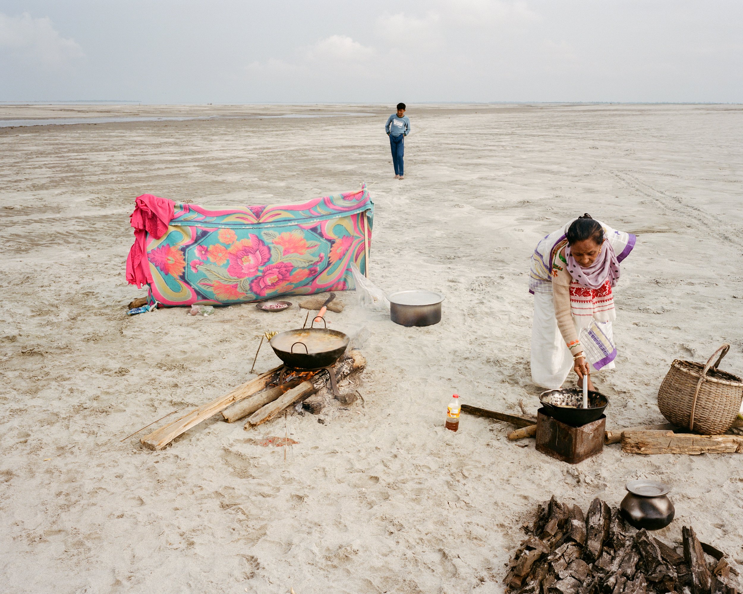  Arima Das is cooking a festive lunch on a newly built sand island for his family and friends. After the morning fishing, they spend a full day together: praying for the abundance of fish to the gods of the river, eating rice, drinking tea and buffal