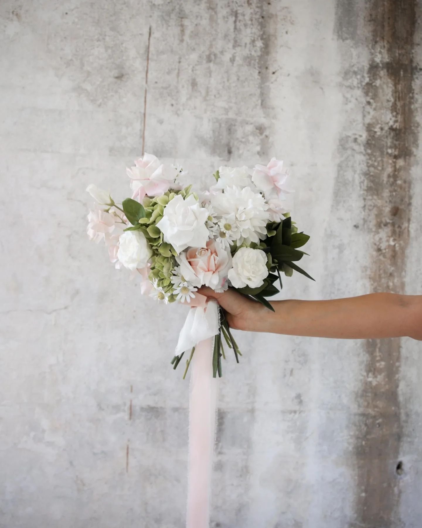 This bouquet 🤩 

Photography @s.edwardsphotography 
Faux flowers @auroraandcoevents 
.
.
.
#brisbanefauxflowers
#brisbaneartificialflowers #brisbaneweddingflowers #brisbanesilkflowerhire #artificialbouquetsbrisbane #brisbaneweddingbouquets #fauxflpw