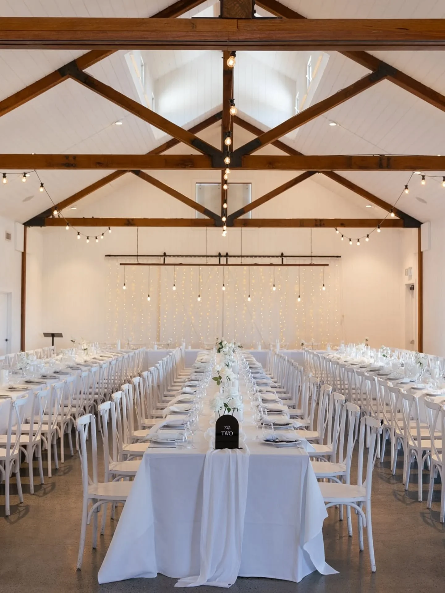 Skinny guest tables + bud vases = a perfect match ✨

Long, narrow tables don&rsquo;t need big arrangements to feel styled. Bud vases keep the tables feeling elegant, airy and guest friendly (hello space for food &amp; wine 🍷).

To balance it all out