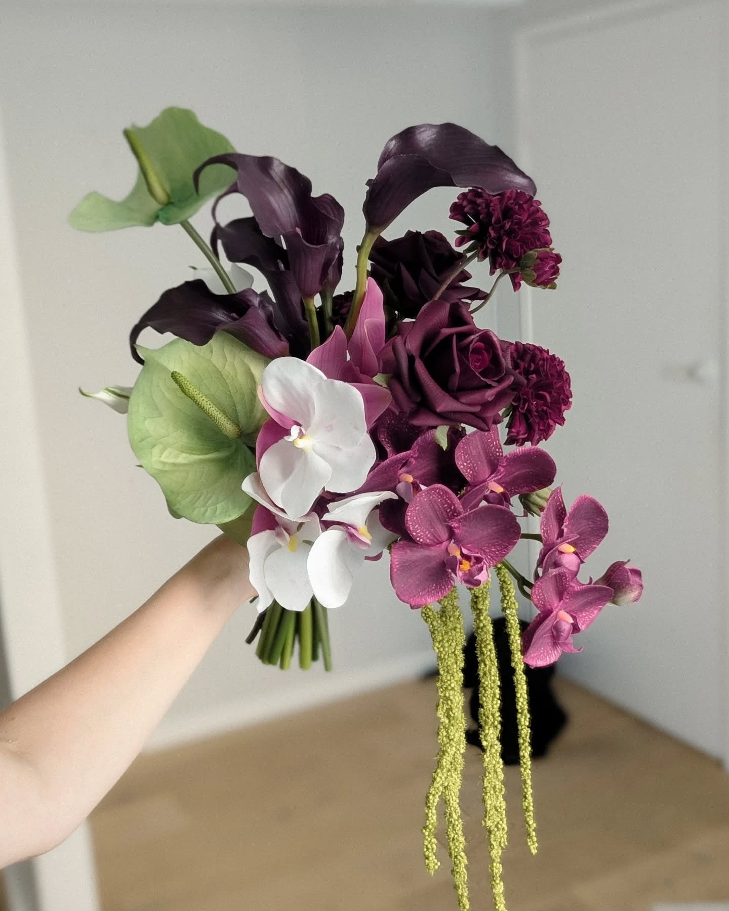 Faux flower bouquets, but make it effortless ✨

🍒 What flowers should I choose?
Choose a faux florist whose work you love, lock in your aesthetic and colour palette and let your florist do the rest.

🍒 How do I hold the bouquet?
I always place pear