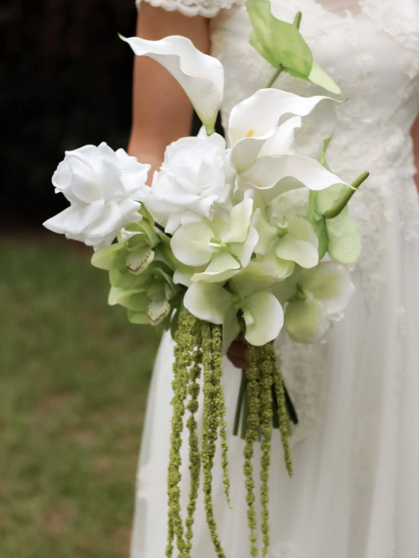 If you were a couple asking for a modern white &amp; green wedding, here&rsquo;s what I'd design for you 🤍

🍋&zwj;🟩 A sculptural, modern bridal bouquet with a soft cascading moment 

🍋&zwj;🟩 Ceremony plinths layered with abundant florals in vary