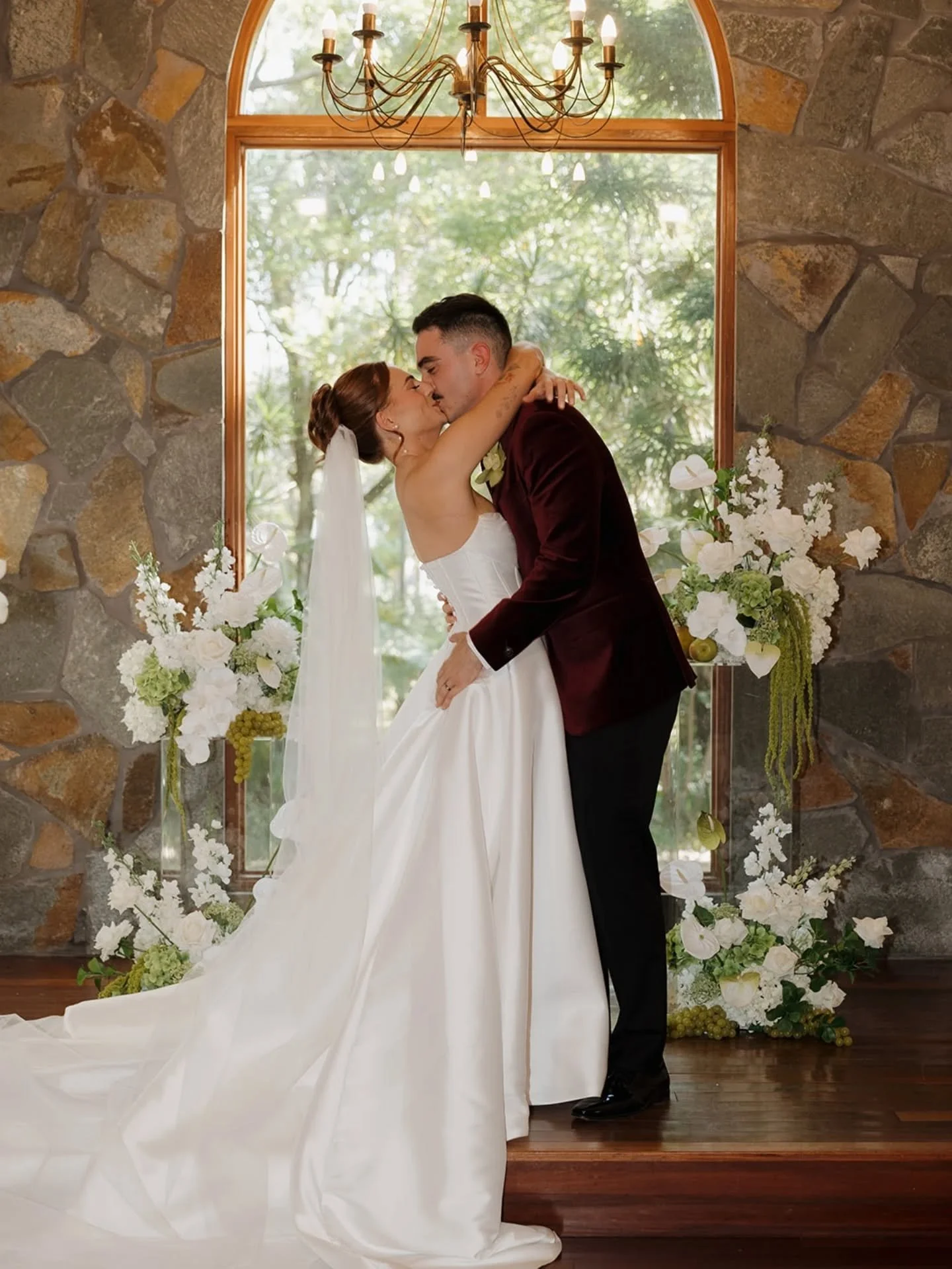 A modern white and green palette done with intention 🤍

From sculptural plinth florals and layered aisle moments, to a thoughtfully styled welcome sign and reception florals designed to feel cohesive from start to finish, every detail was curated to
