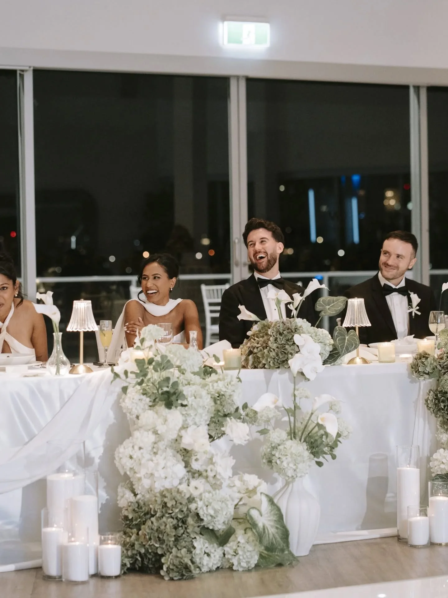 The secret to a dreamy head table? ✨

It&rsquo;s all about creating layers by mixing sizes, heights and textures and not matching everything perfectly.

✨ Faux florals in different shapes, sizes and placements to create movement and depth

✨ A mix of