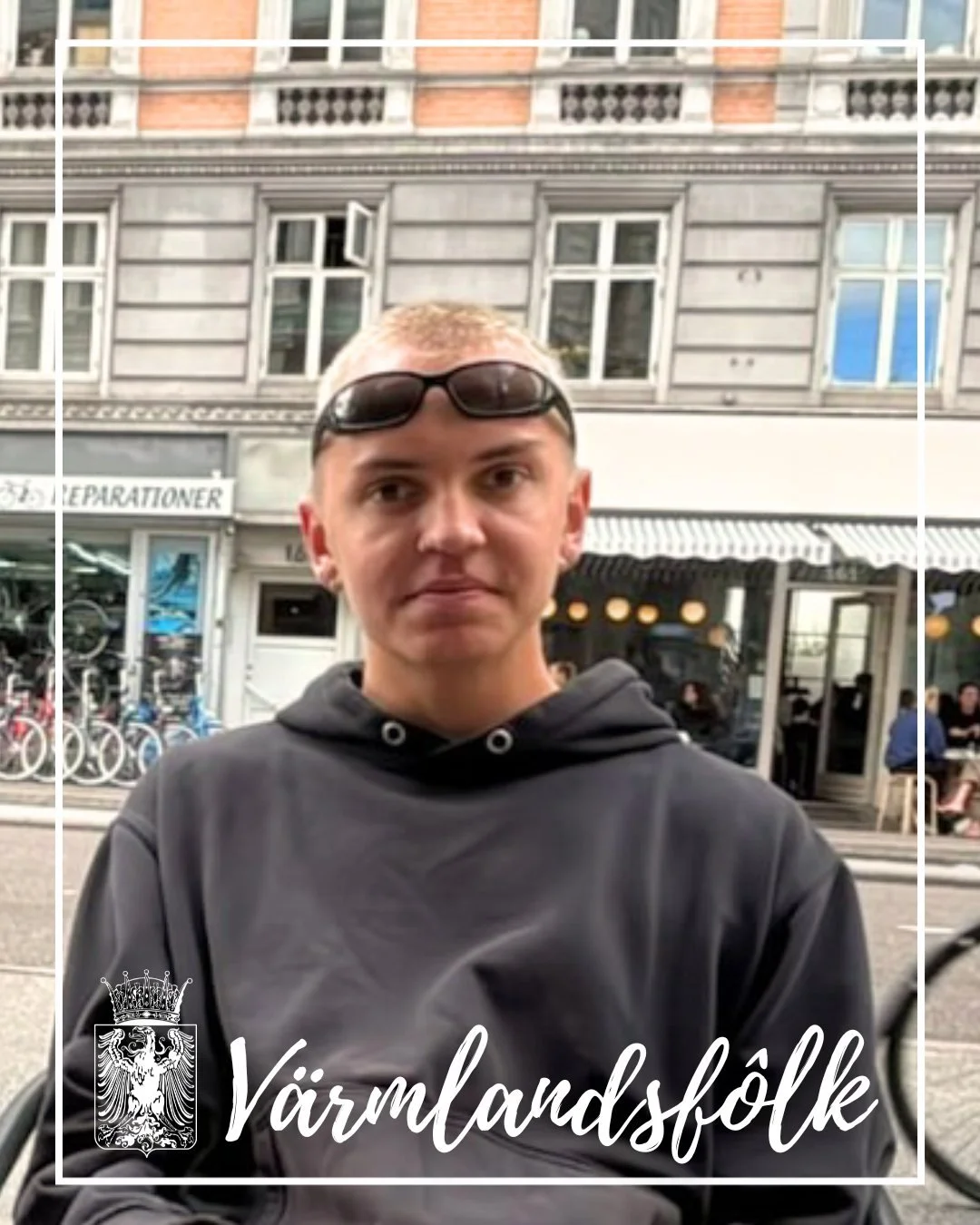 Veckans V&auml;rmlandsf&ocirc;lk &auml;r ingen mindre &auml;n v&aring;r k&auml;ra nationsgrafiker Simon Rocks&egrave;n!

🌟 N&auml;r b&ouml;rjade du engagera dig p&aring; nationen? 
- Jag b&ouml;rjade engagera mig VT25 som barv&auml;rd.

🌟 Vad inneb