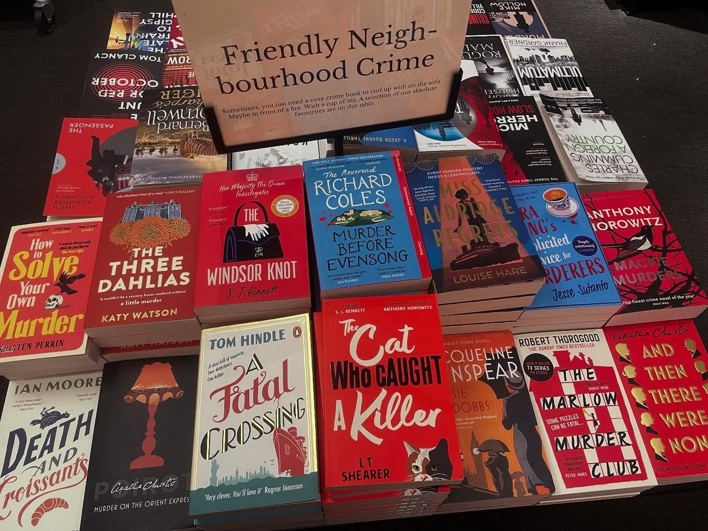 Always love a red crime table. 

Thank you @waterstonesclapham