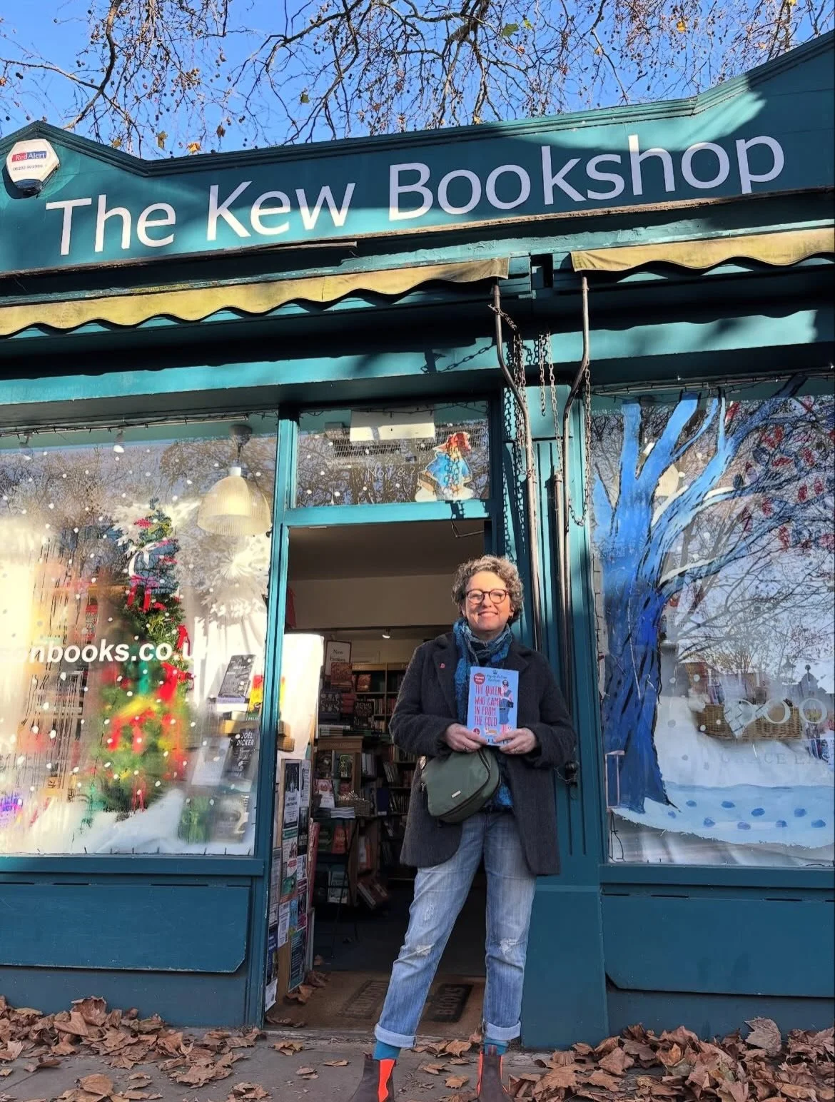 I love this pic, and the fact that I happened to dress to match the shop. Signed copies are now available at @kewbookshop. Gorgeous shop, in a great setting, near the Kew Gardens overground station.