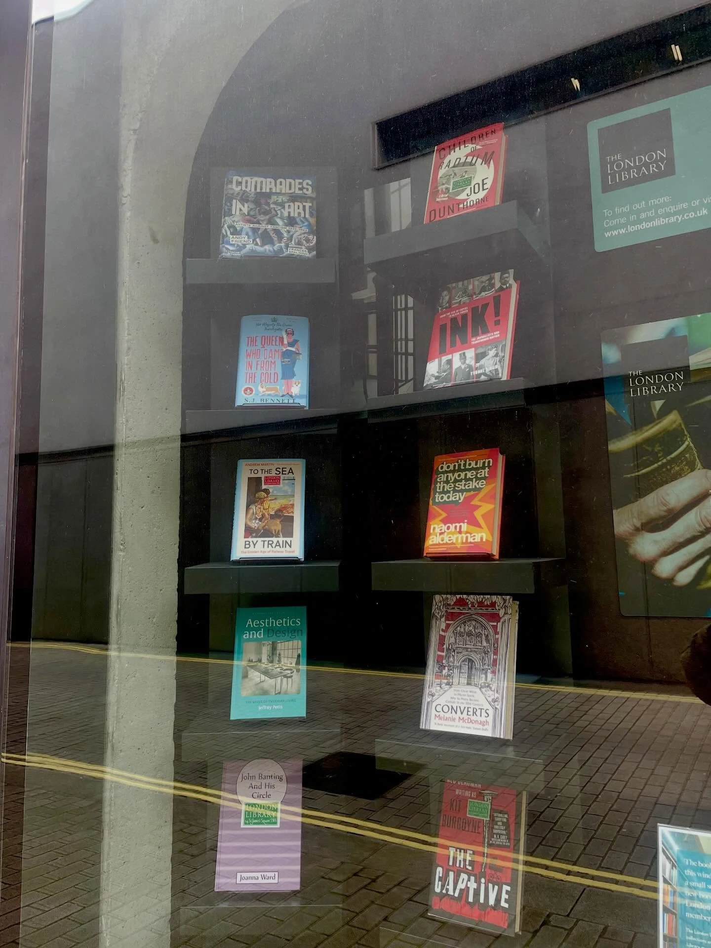 It was a thrill to see THE QUEEN WHO CAME IN FROM THE COLD in the window of the Mason's Yard entrance to the @thelondonlibrary yesterday. I've been a member since 2020, when it was a welcome refuge in lockdown, and it remains a calm oasis in the cent