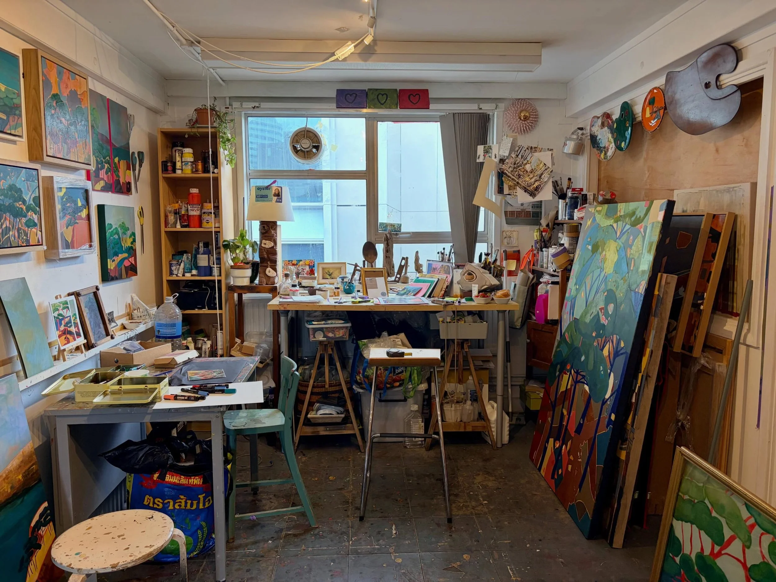 I was lucky enough to visit the studio of the wonderful @art__lac today to look at her gorgeous paintings inspired by her childhood in the south of France. What a perfect creative space. And Laurence is full of fabulous stories about her travels. 

T