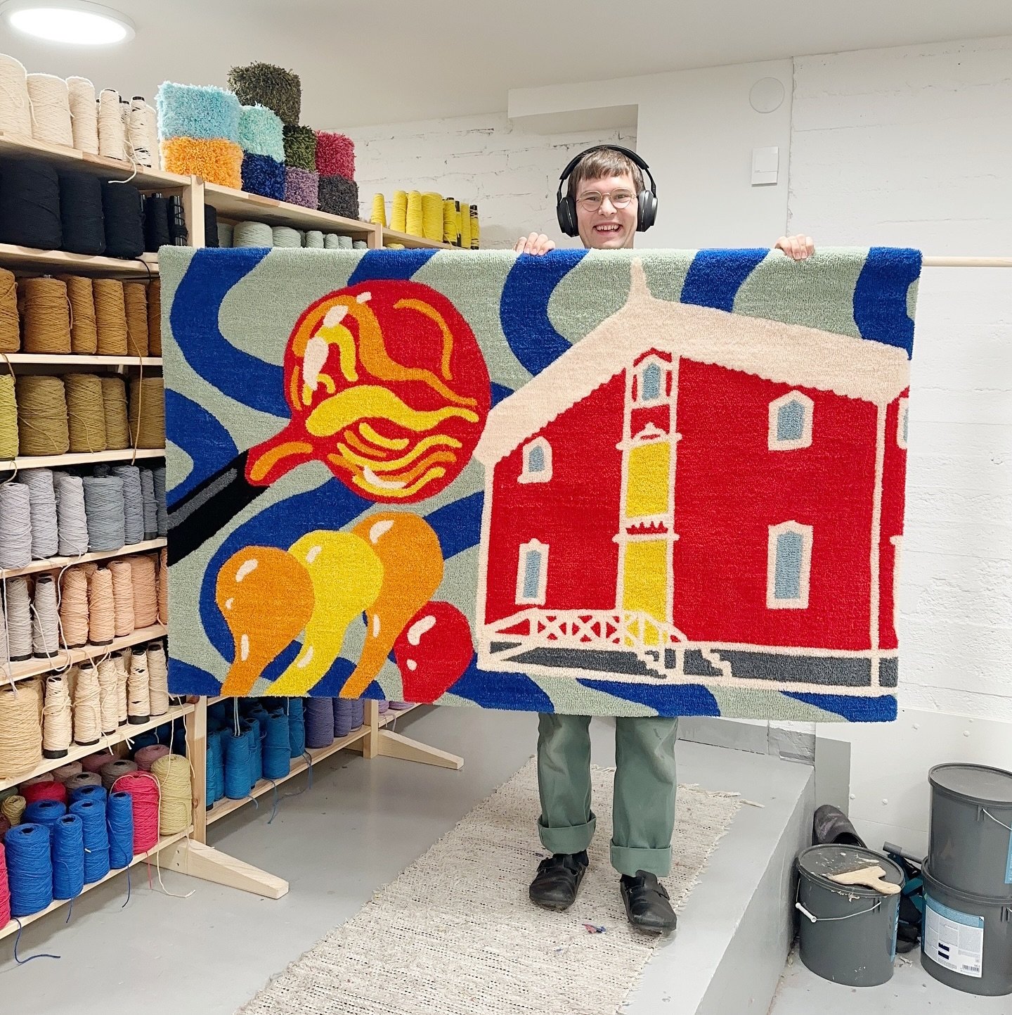 Tein @nuutajarvi_glass_village lasimuseo Pryk&auml;riin ryijyn. Ryijyn nimi on El&auml;v&auml; perinne. Nimi viittaa Nuutaj&auml;rven lasin historiaan, ja siihen et lasia valmistetaan Nuutaj&auml;rvell&auml; edelleen. Samalla nimi viittaa my&ouml;s r