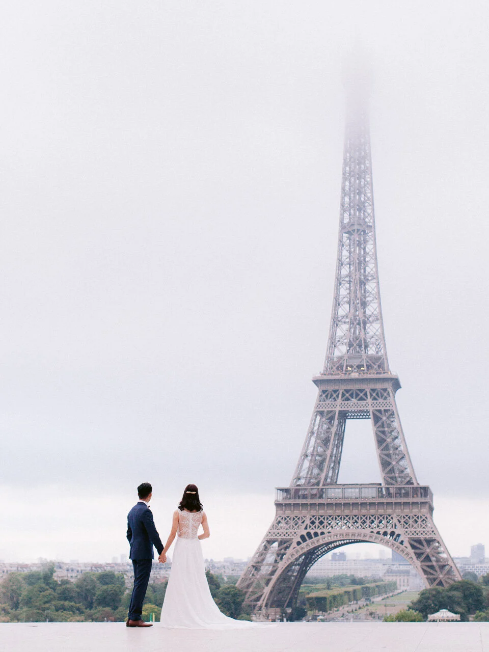 Paris elopement in front of the Eiffel Tower