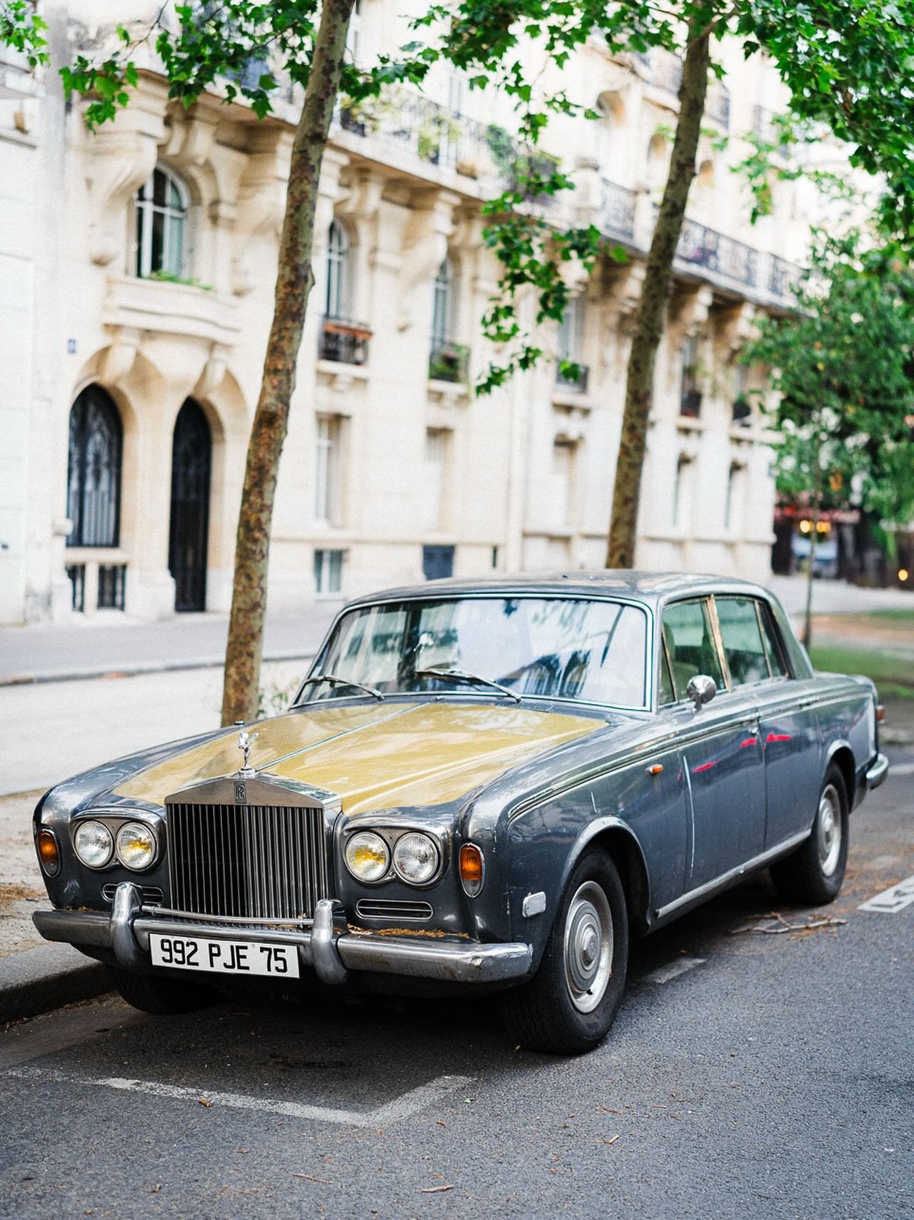 Because who doesn&rsquo;t love a vintage Rolls 😎Spotted tonight on the way home from a photoshoot. 

#vintagerollsroyce #rollsroycesilvershadow #carsofparis #carsofinstagram #classiccarspotting #timelesselegance #luxuryonwheels #paristhroughmylens #