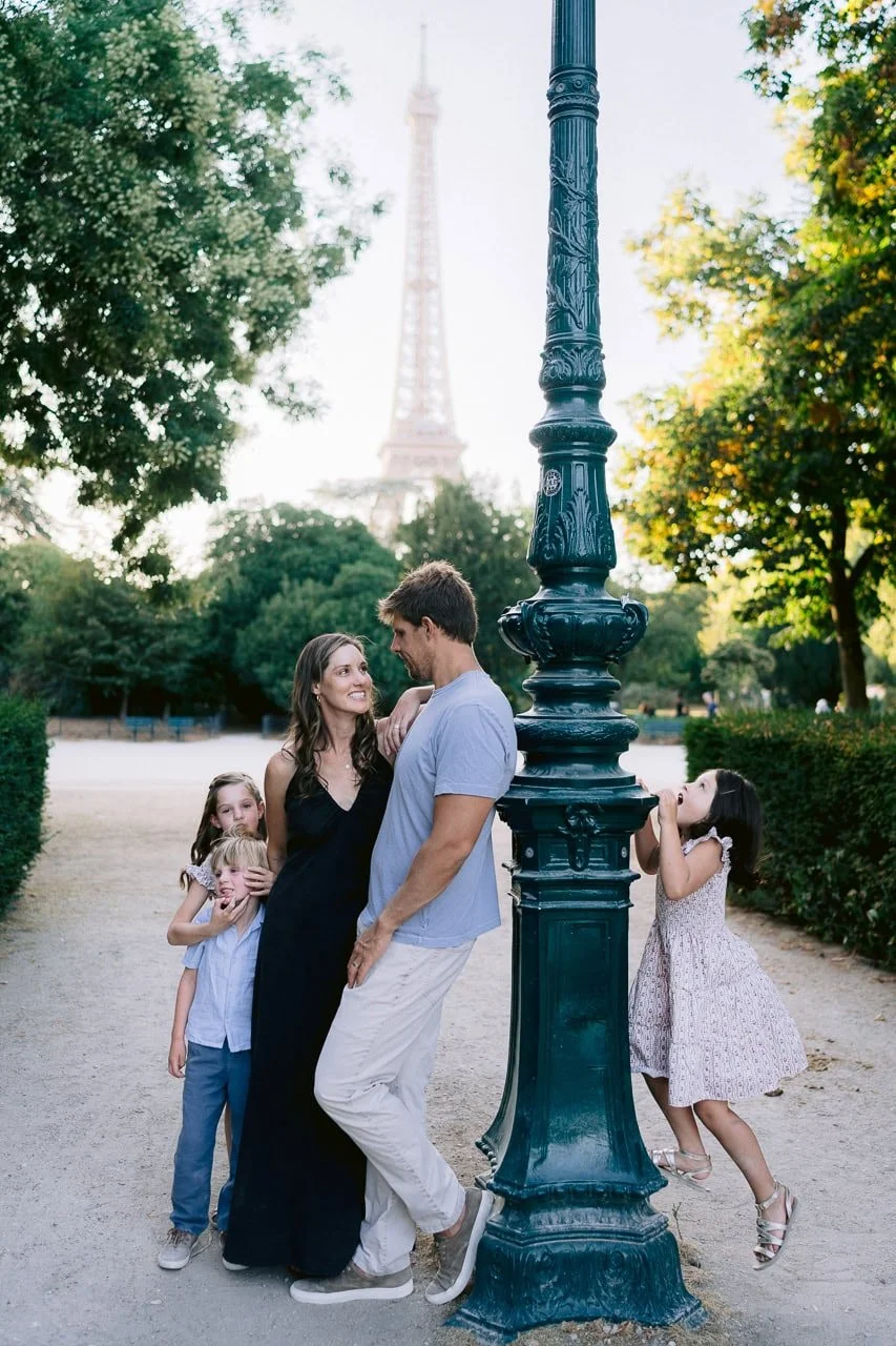 Natural family portrait during a relaxed family photoshoot in Paris