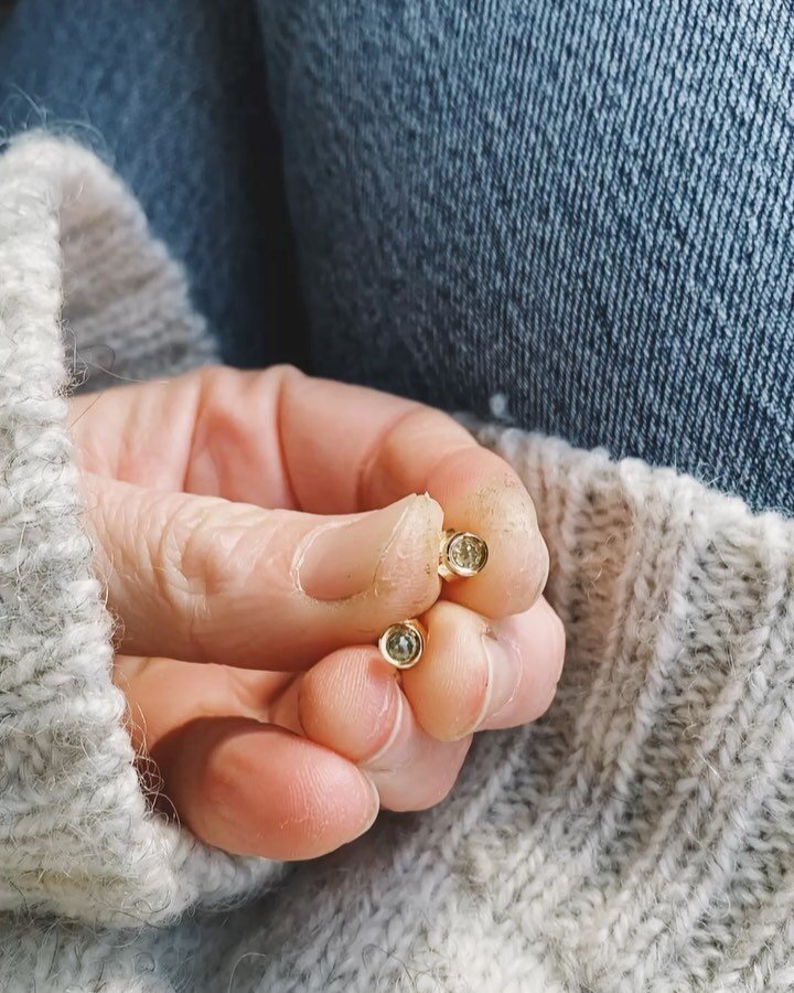 Natural green rose cut diamonds set in 18k gold. It&rsquo;s difficult to capture the beautiful green of these stones, but I am sure they will be a perfect match for this client&rsquo;s colours. 
I had some truly wonderful projects last year. Grateful