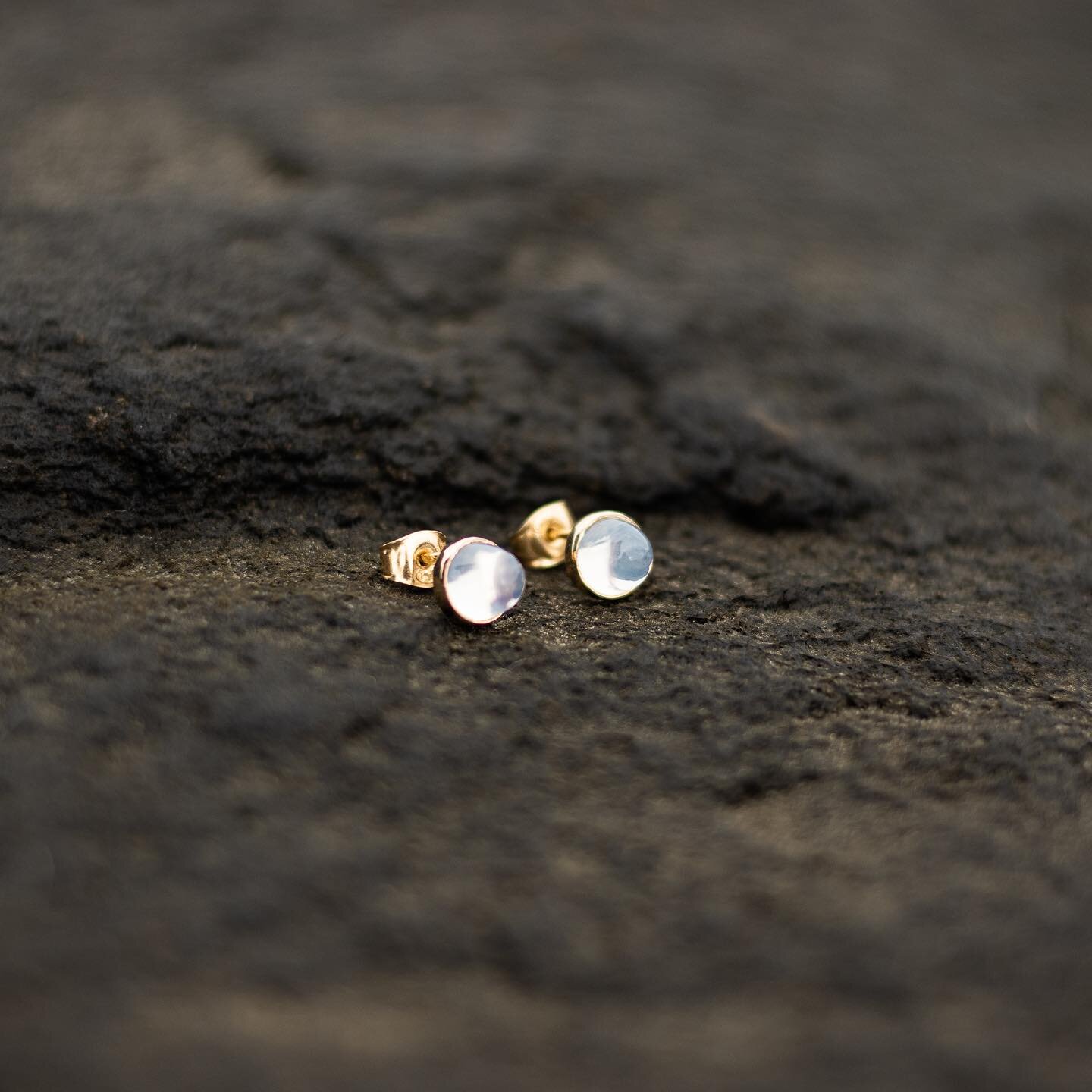 Etheral ♡ Moonstone earrings set in 18k gold 

#guld&ouml;rh&auml;ngen #goldstudsearrings  #guldsmycken #varberg #subtleluxury #anniversarygifts