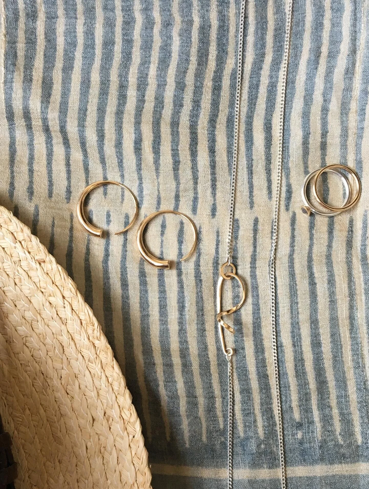 Lovely combination of clean shapes and forms. 
I have one more pair of the large Song Earrings for this price. Coming pairs I will have to adjust the price accordnig to the higher gold price ♡
#guldhoops #guldcreoler #rosenslipadediamanter #guldrin