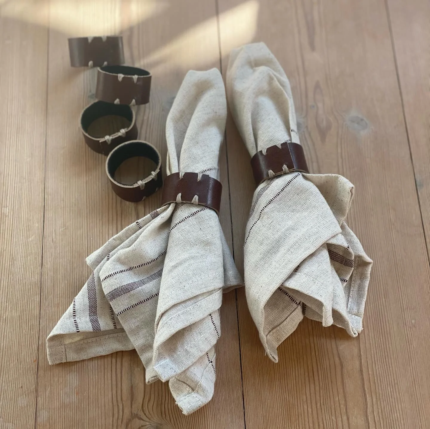Napkin rings in dark brown leather with a black leather lining. These were a wedding gift for a dear, and so lovely couple! ♡
#napkinrings #servetthållare #leathergifts #weddinggiftideas #presentidé #servettringar #läderarbete