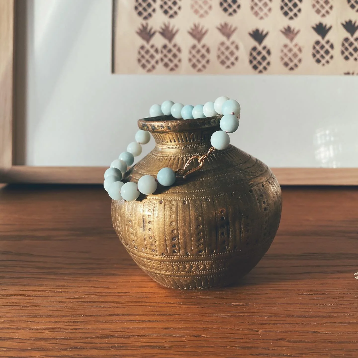 Slow morning, watching the waves crashing against the rocks while I drink my coffee. 
Memories of life, and a quirky little bracelet made with amazonite stone, strung on pink silk, with an 18k gold clasp♡
#amazonit #guldsmykke #guldarmband #bythewat