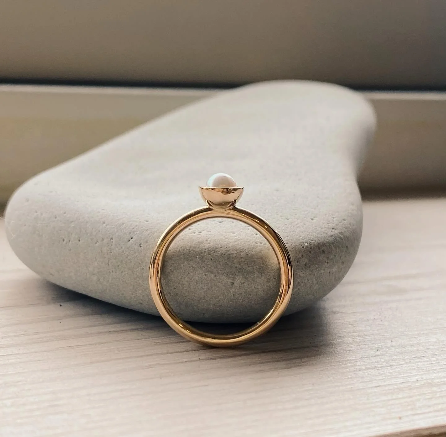 A sweet message from the north of Sweden arrived a few weeks ago, asking if I could make her a ring out of old gold that they had. But yes of course, with pleasure! She had her eyes on this ring, that I most often make in silver with a gold detail ar
