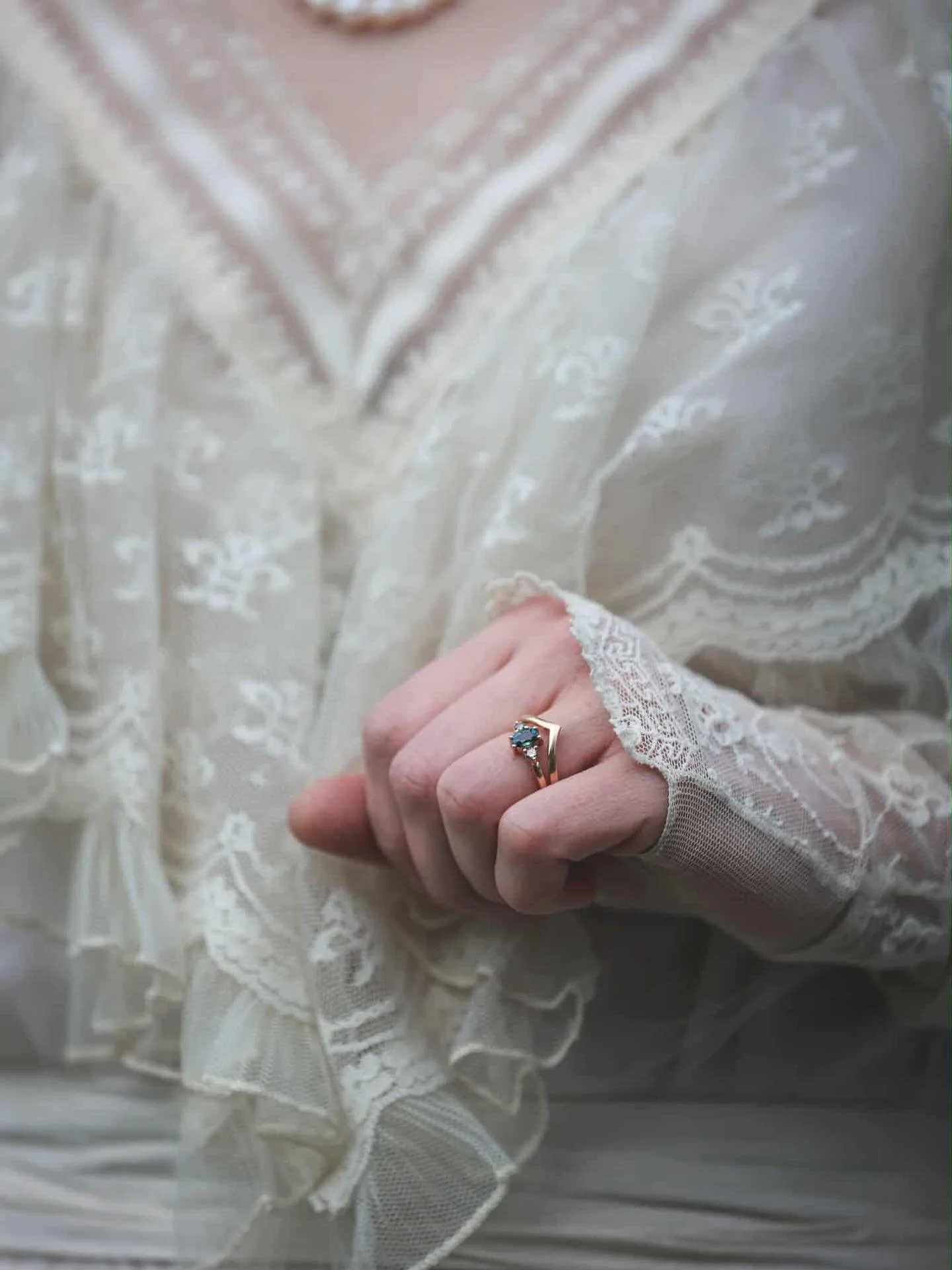 Such a beautiful photo of the ring, taken at Jorinda and Denys’ wedding. One for the story book ♡
#bröllop #vigselring #förlovningsring #guldringar #guldsmycken #guldsmykker #svensksmyckesdesign #varberg #svenskdesign #smyckenmedsj&a