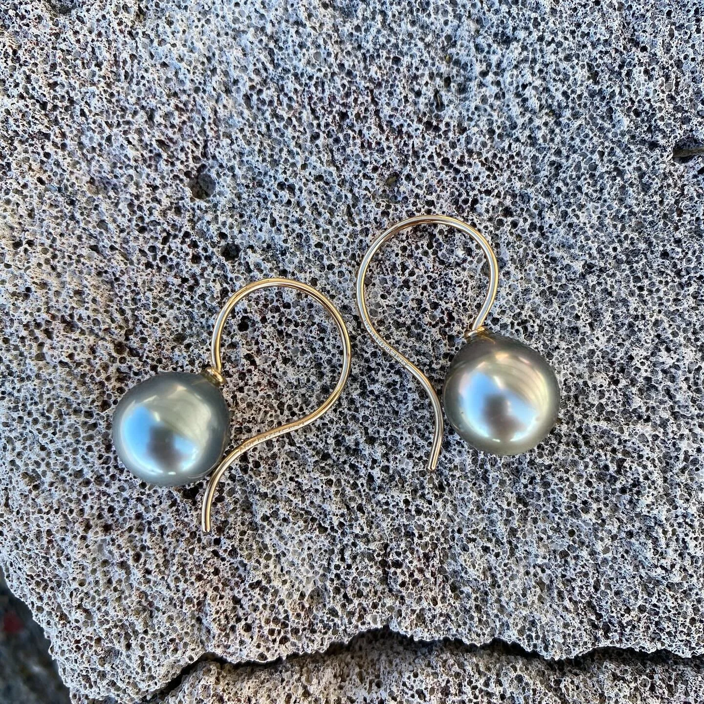 How could I have forgotten to show you these? Gorgeous South Sea pearls on 18k gold hooks. DM for details! 

#southseapearlearrings #s&ouml;derhavsp&auml;rlor #p&auml;rl&ouml;rh&auml;ngen #perle&oslash;reringe #varberg #fridasjogrenjewellery #handmad