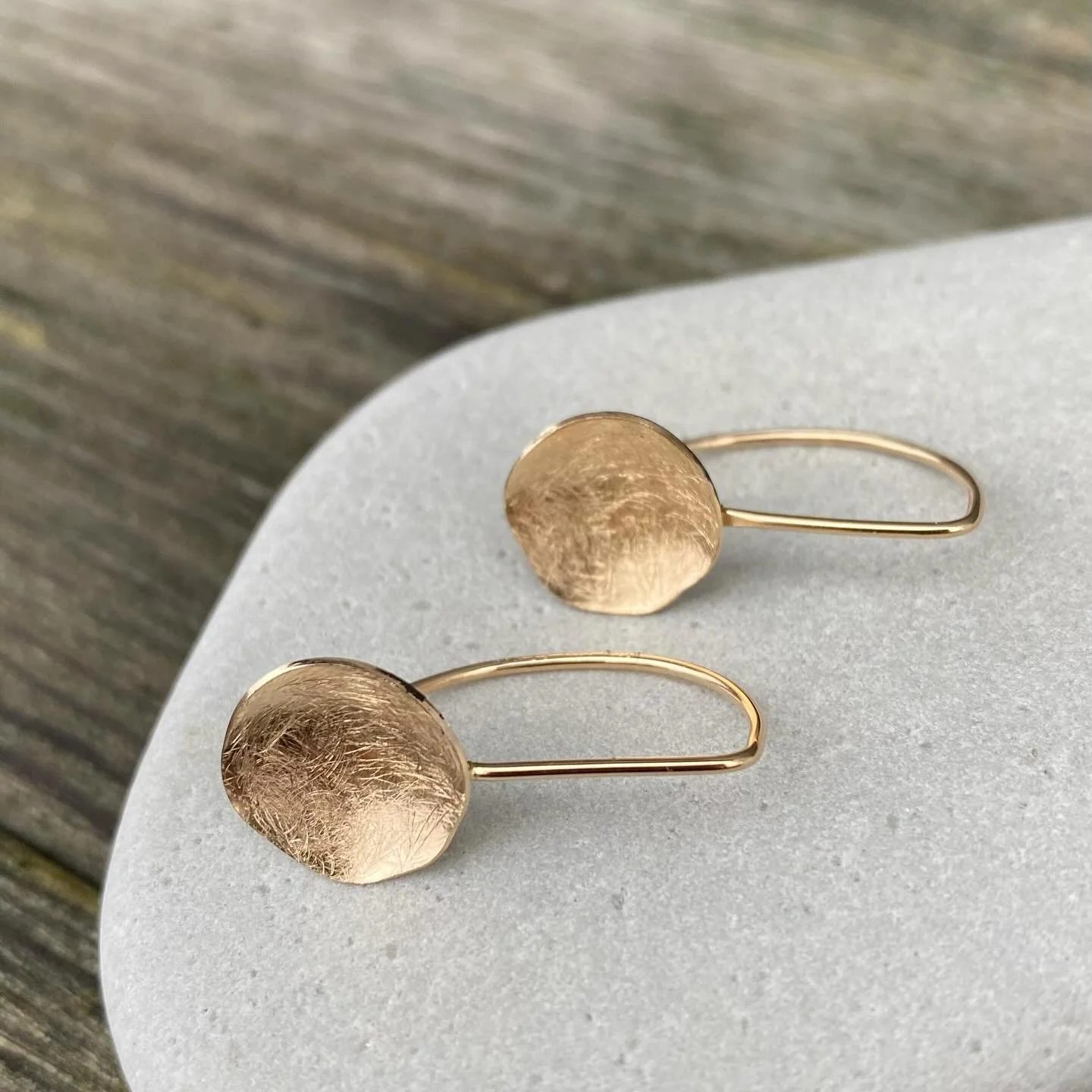 Shipped to Denmark, a lovely conversation by email resulted in these two pairs of earrings, and I hope many happy days wearing them! ♡

#guld&ouml;rh&auml;ngen #guldsmycken #makingmemories #madeforyou #heirloomjewellery 
#strongwomenstyle #handmadewi