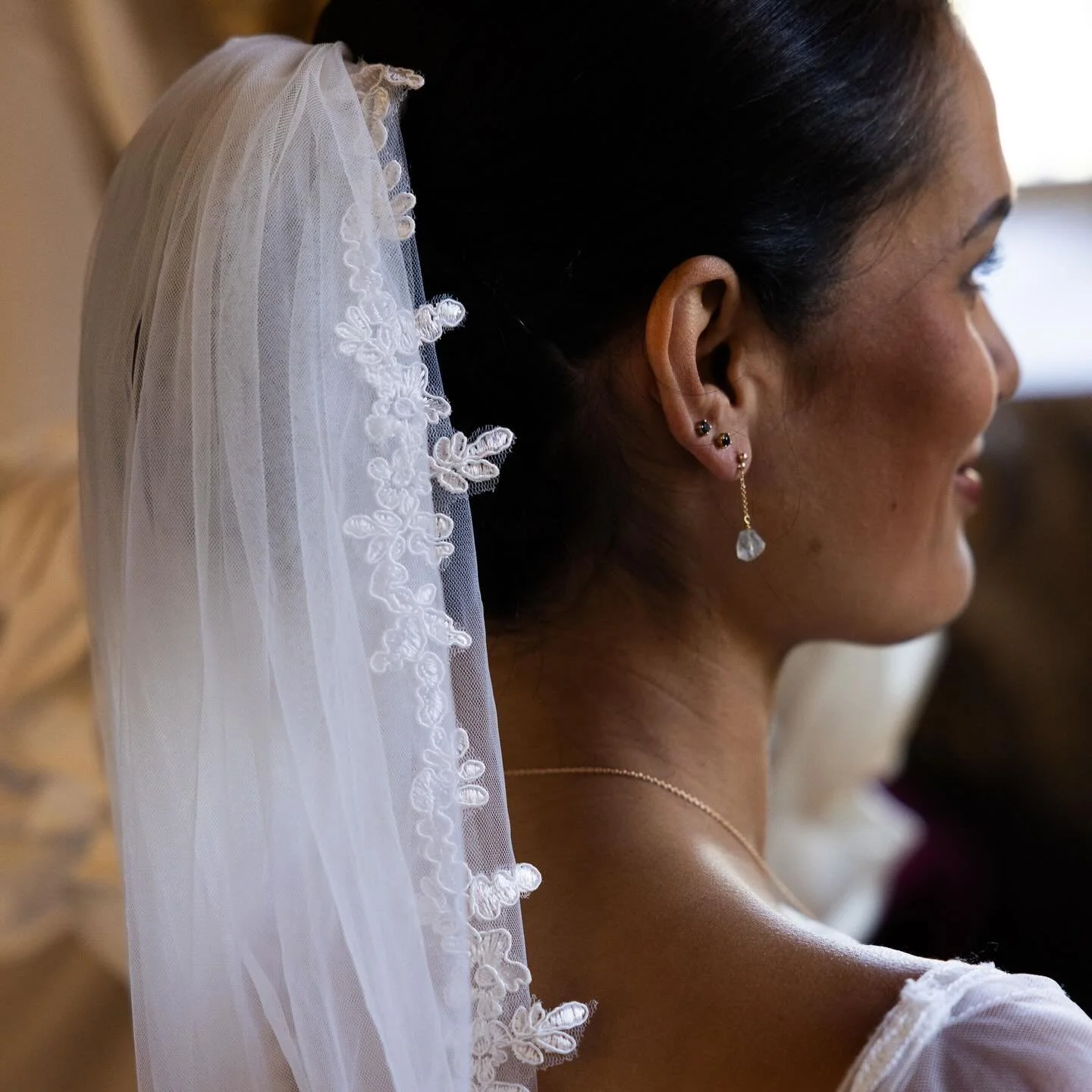 Aquamarine drop earrings on beautiful @frurolfis 
Maybe a winter wedding! 
Dreamlike photos by @karinlinde from a photography event that she organized together with @martinahilar this year. 

#br&ouml;llopssmycken #aquamarine_jewellery #guldsmykker #